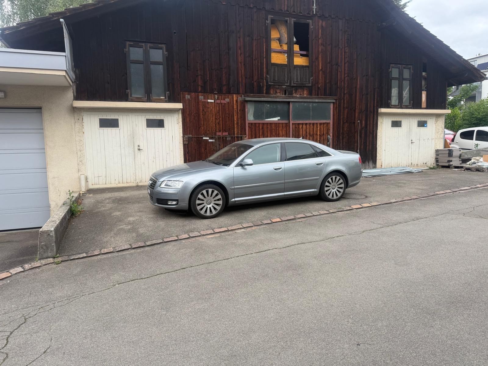 AUDI A8 4.2 FSI quattro tiptronic-image-1