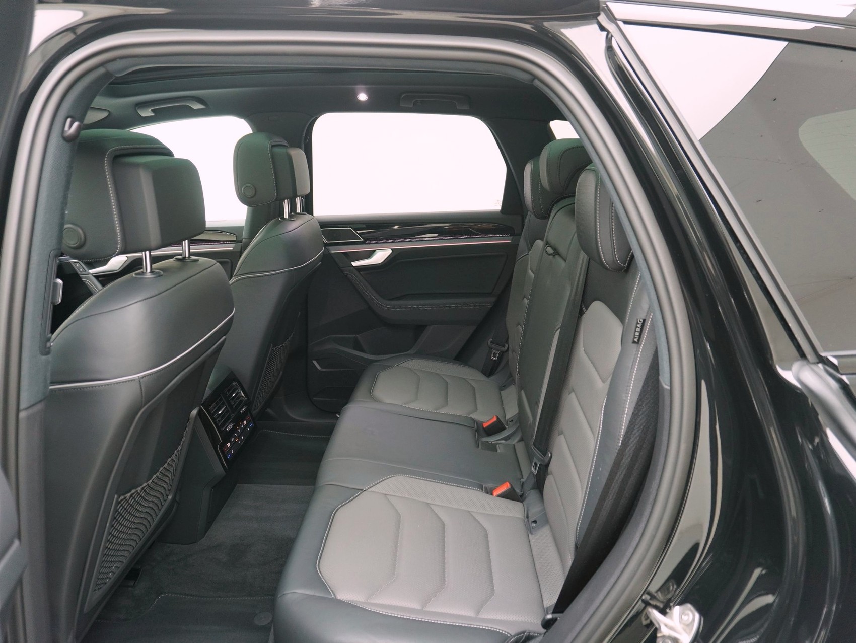 VW Touareg 3.0 V6 TSI R-Line Black Style 4Motion **Vollausstattung**-image-10