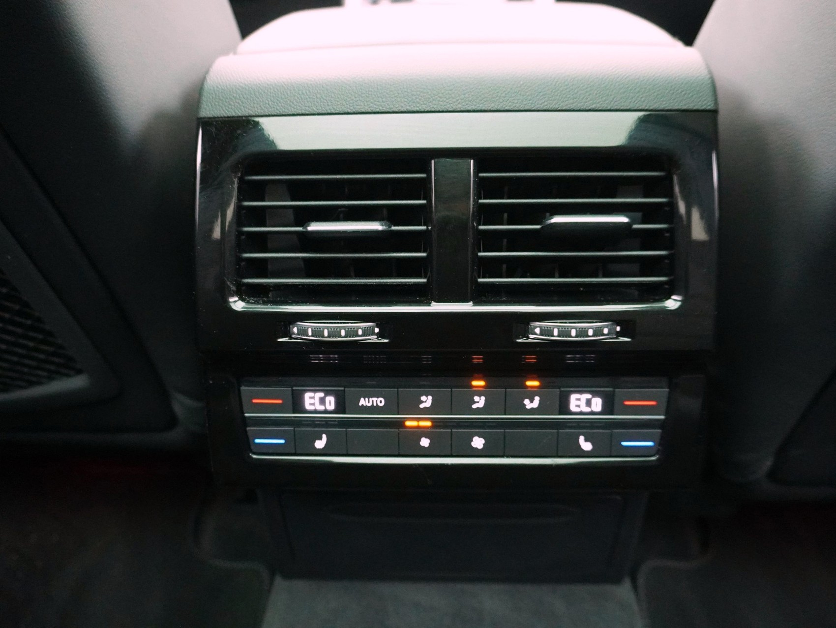 VW Touareg 3.0 V6 TSI R-Line Black Style 4Motion **Vollausstattung**-image-11