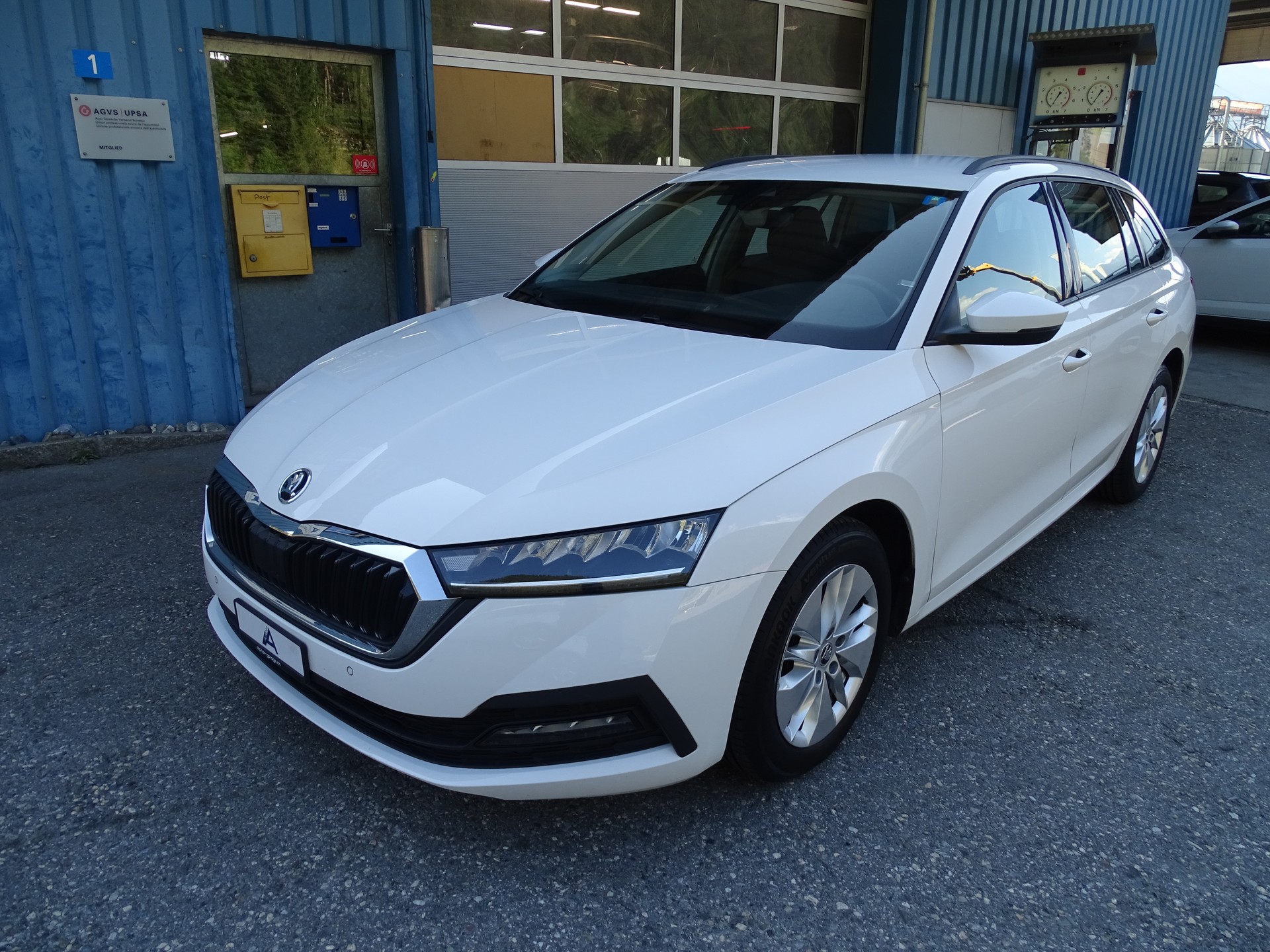 SKODA Octavia Combi 2.0 TDI DSG Ambition 4x4-image-2