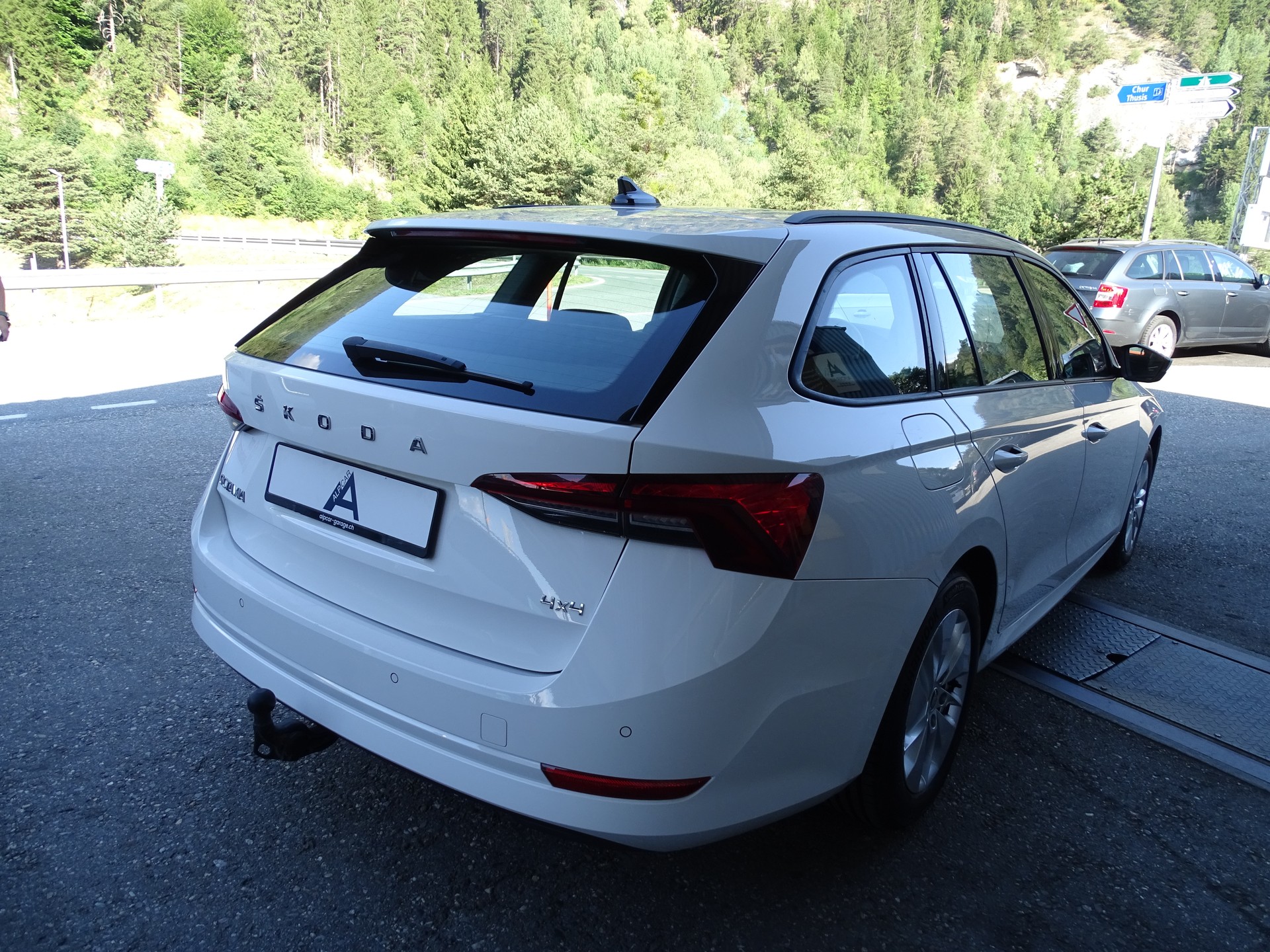SKODA Octavia Combi 2.0 TDI DSG Ambition 4x4-image-5