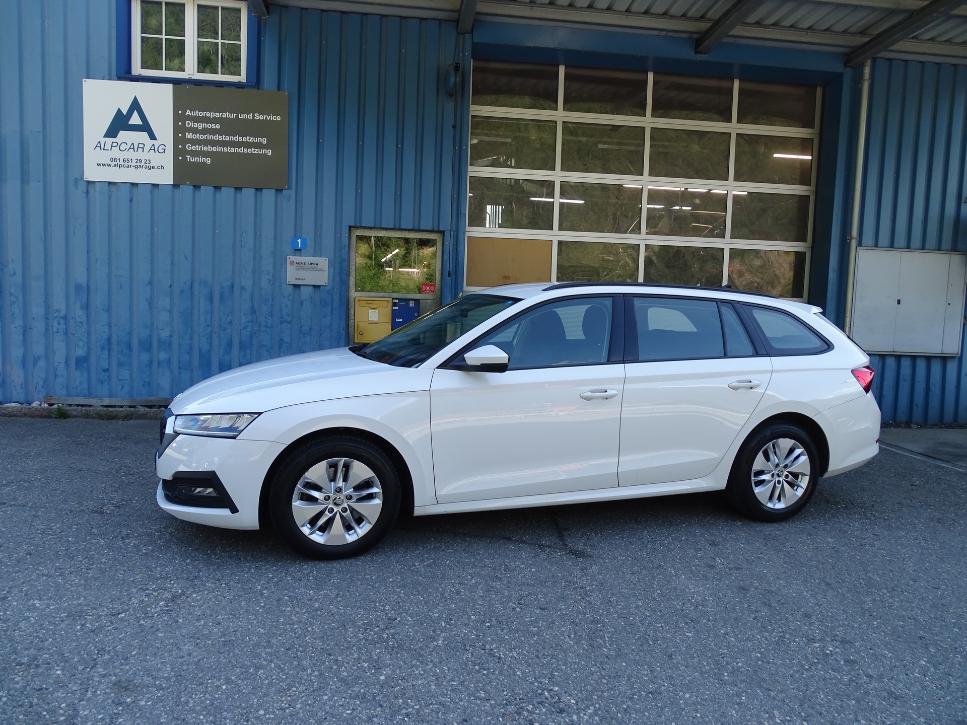 SKODA Octavia Combi 2.0 TDI DSG Ambition 4x4-image-0