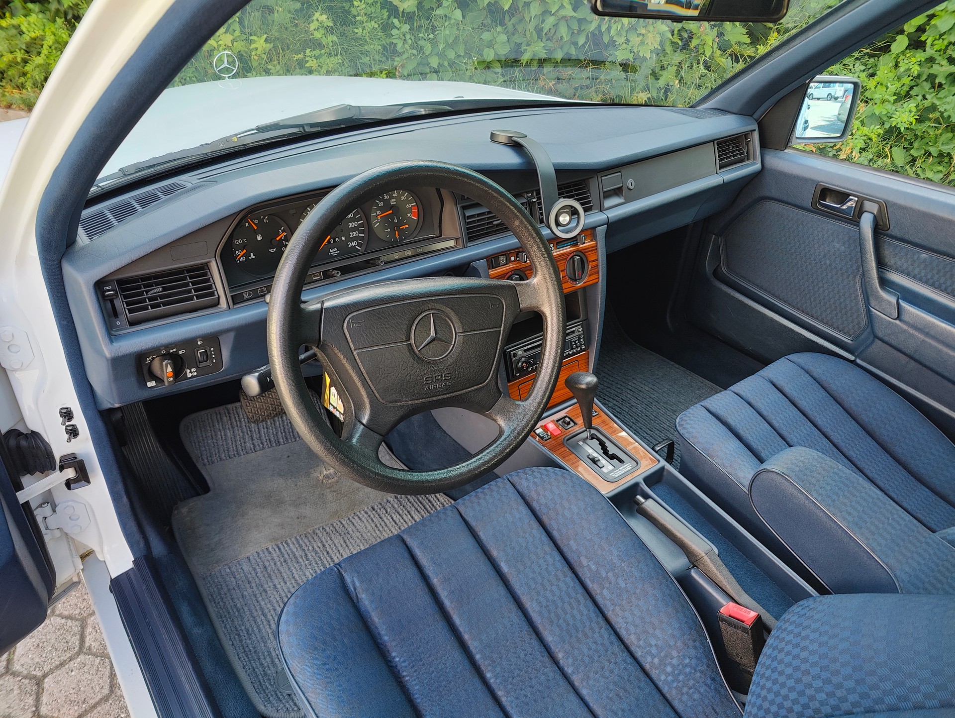MERCEDES-BENZ 190 E 2.6-image-9