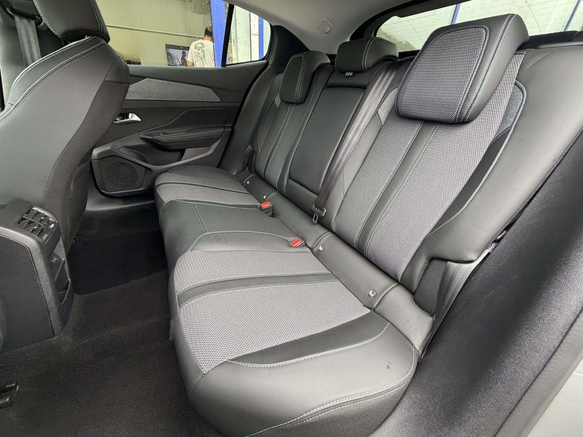 PEUGEOT 408 1.2 Hybrid Allure *5 Jahre Garantie*-image-10