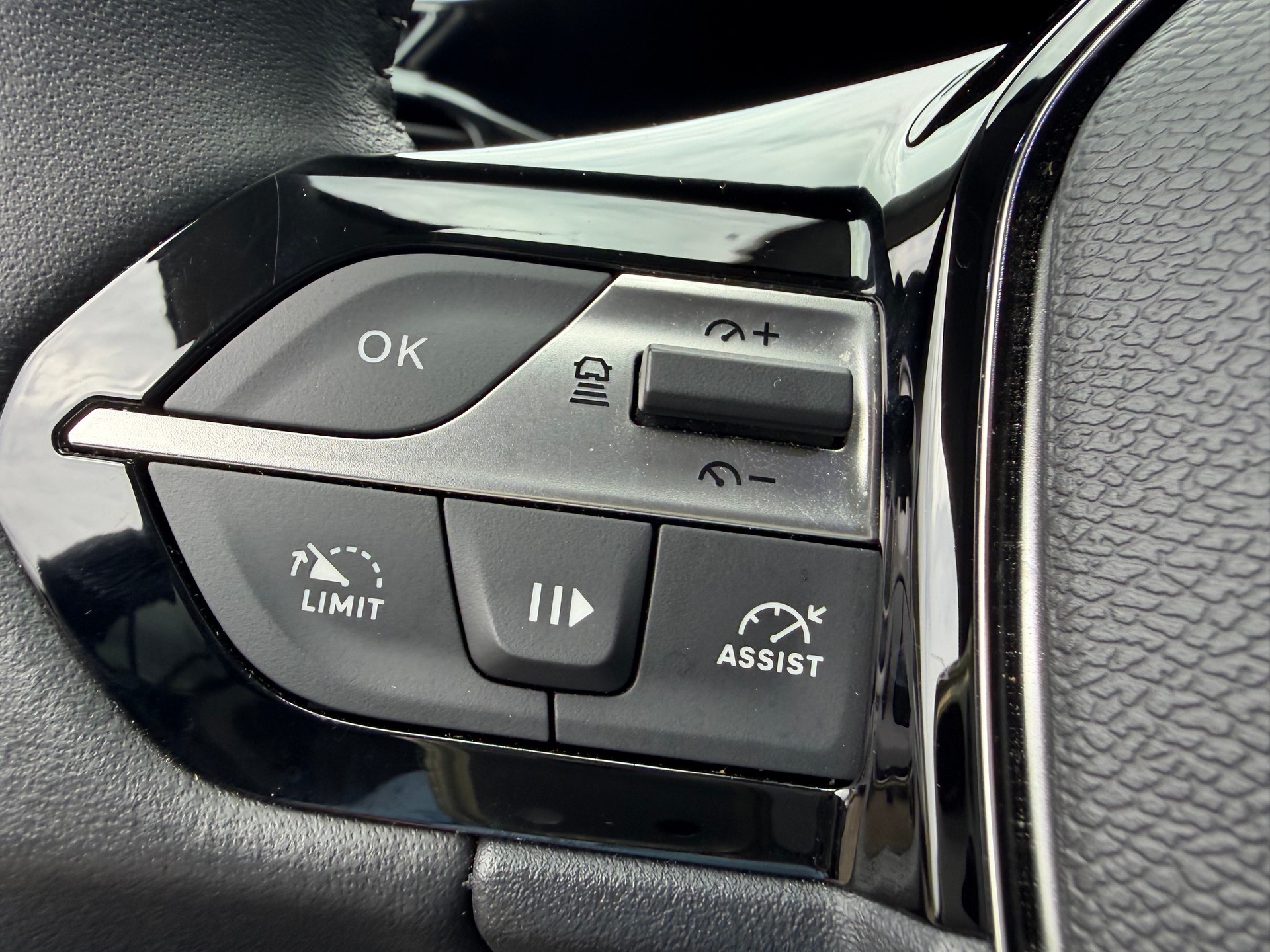PEUGEOT 408 1.2 Hybrid Allure *5 Jahre Garantie*-image-9
