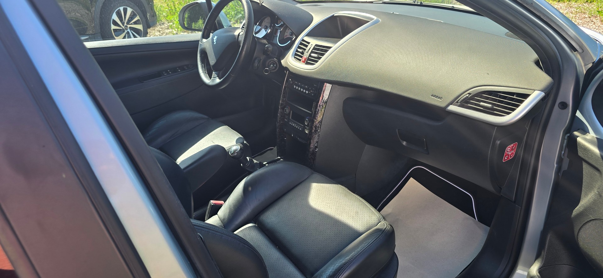 PEUGEOT 207 1.6 16V Black&Silver-image-9