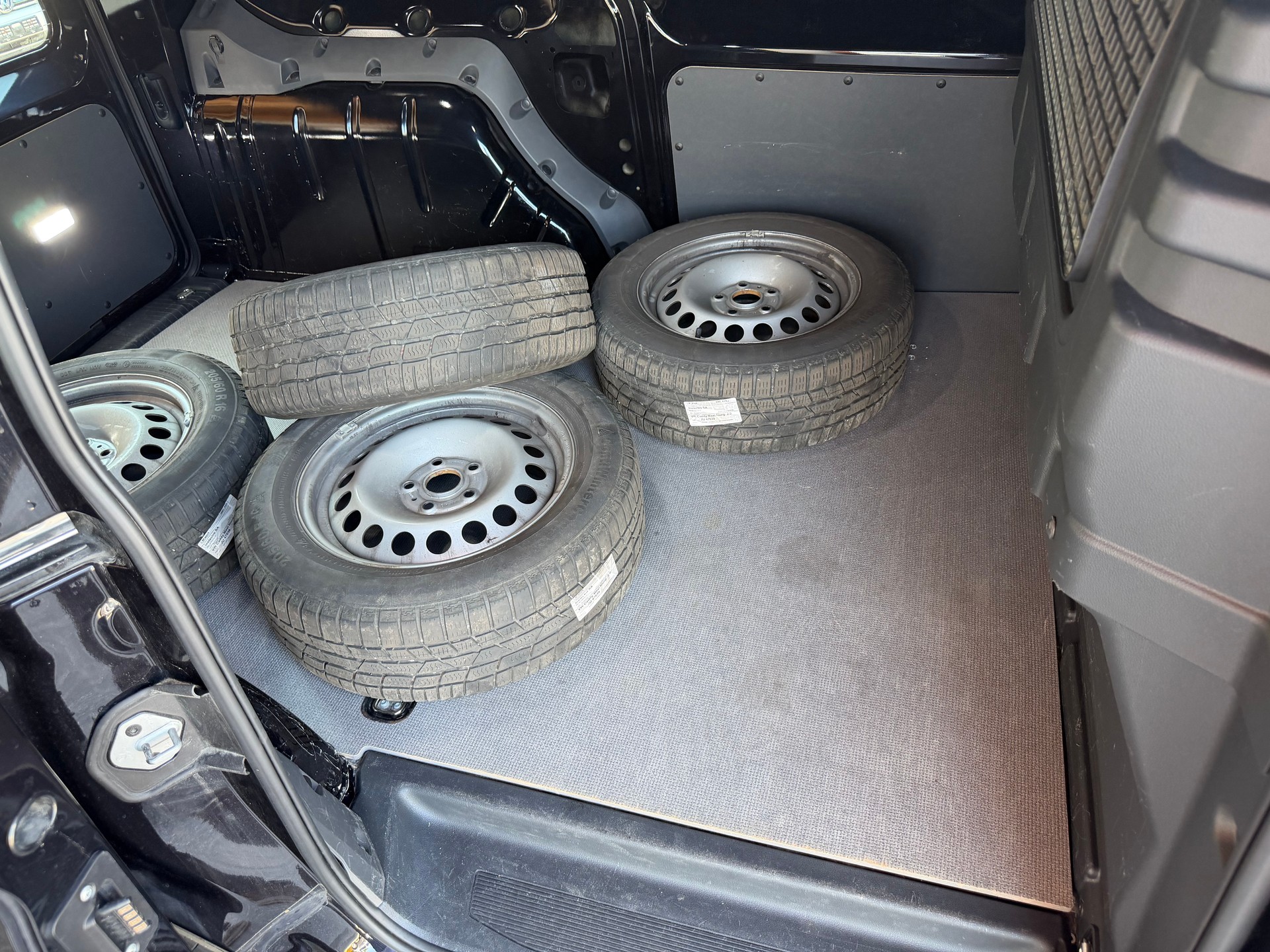 VW Caddy Cargo 2.0TDI Maxi 4Motion-image-6