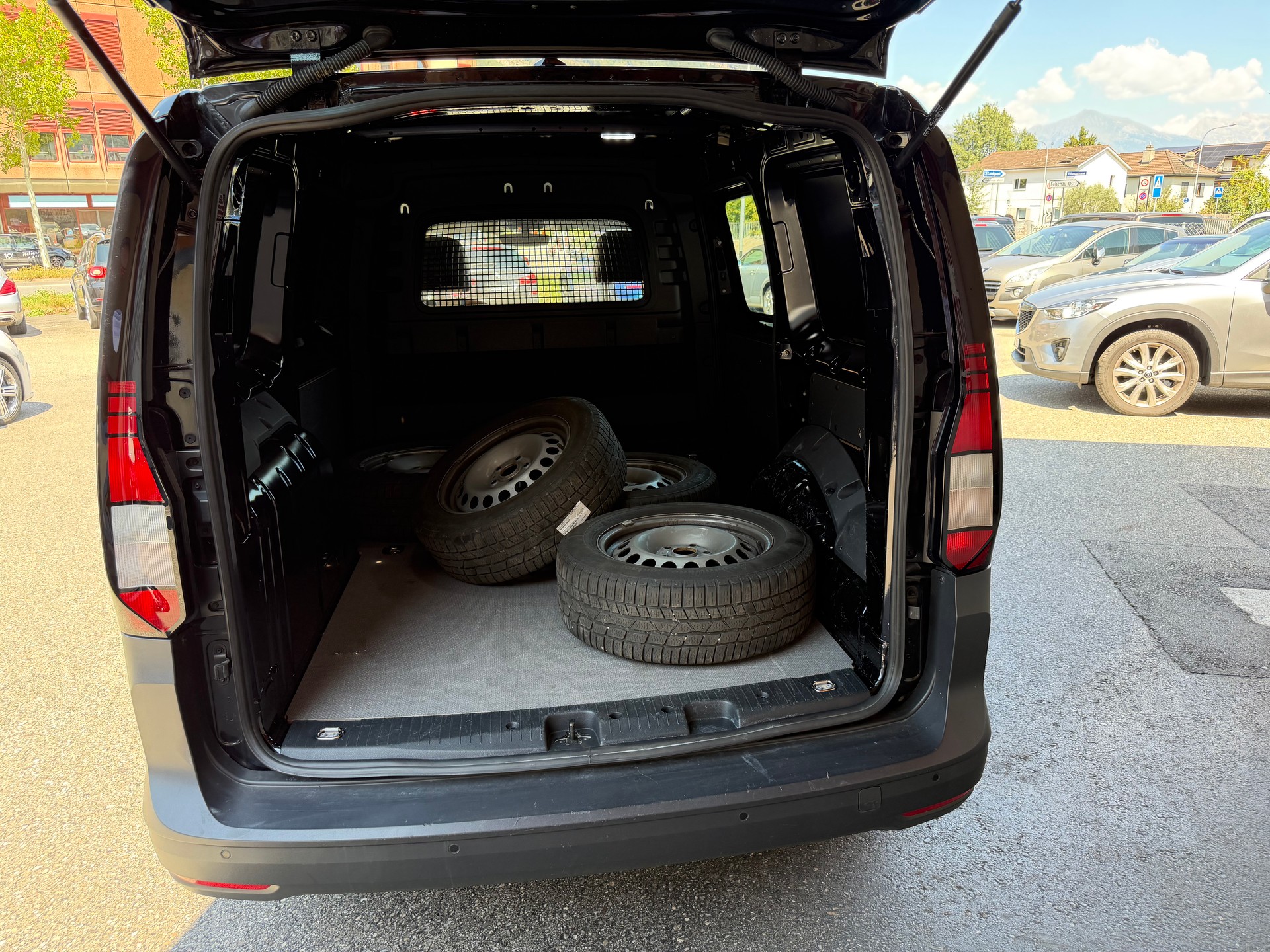 VW Caddy Cargo 2.0TDI Maxi 4Motion-image-14