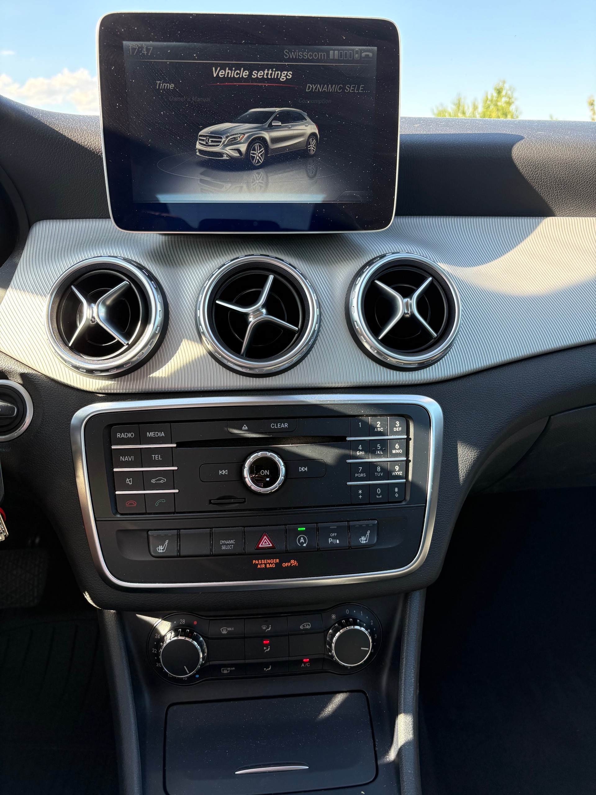 MERCEDES-BENZ GLA 180 d Urban-image-4