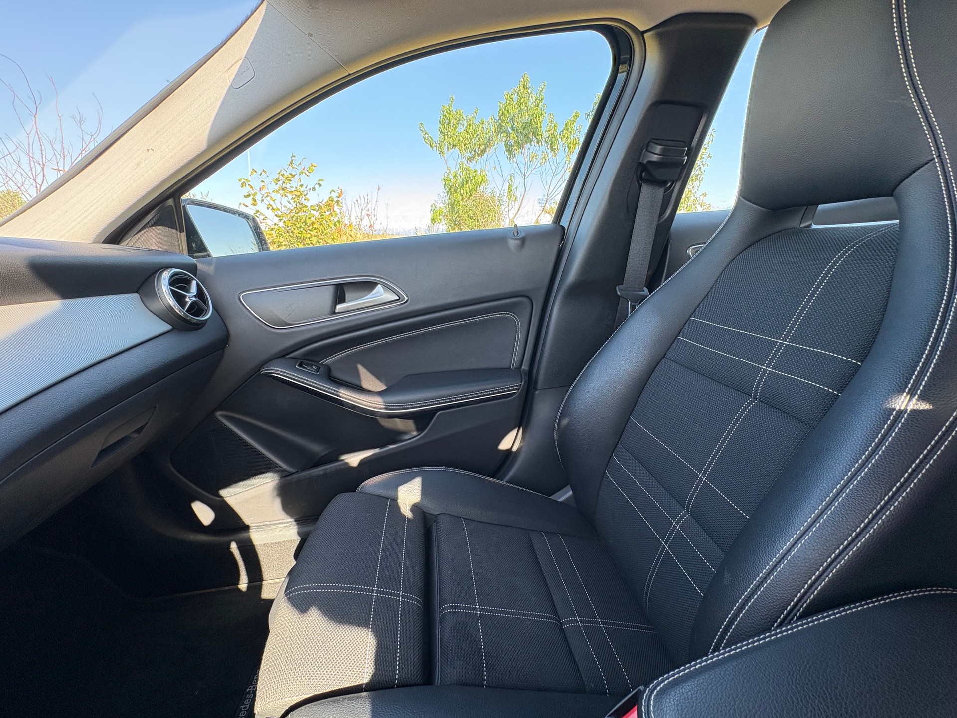 MERCEDES-BENZ GLA 180 d Urban-image-5