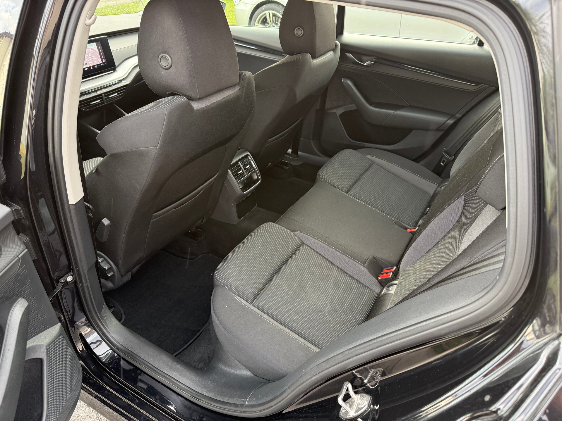 SKODA Octavia Combi 2.0 TDI Ambition 4x4 DSG-image-9