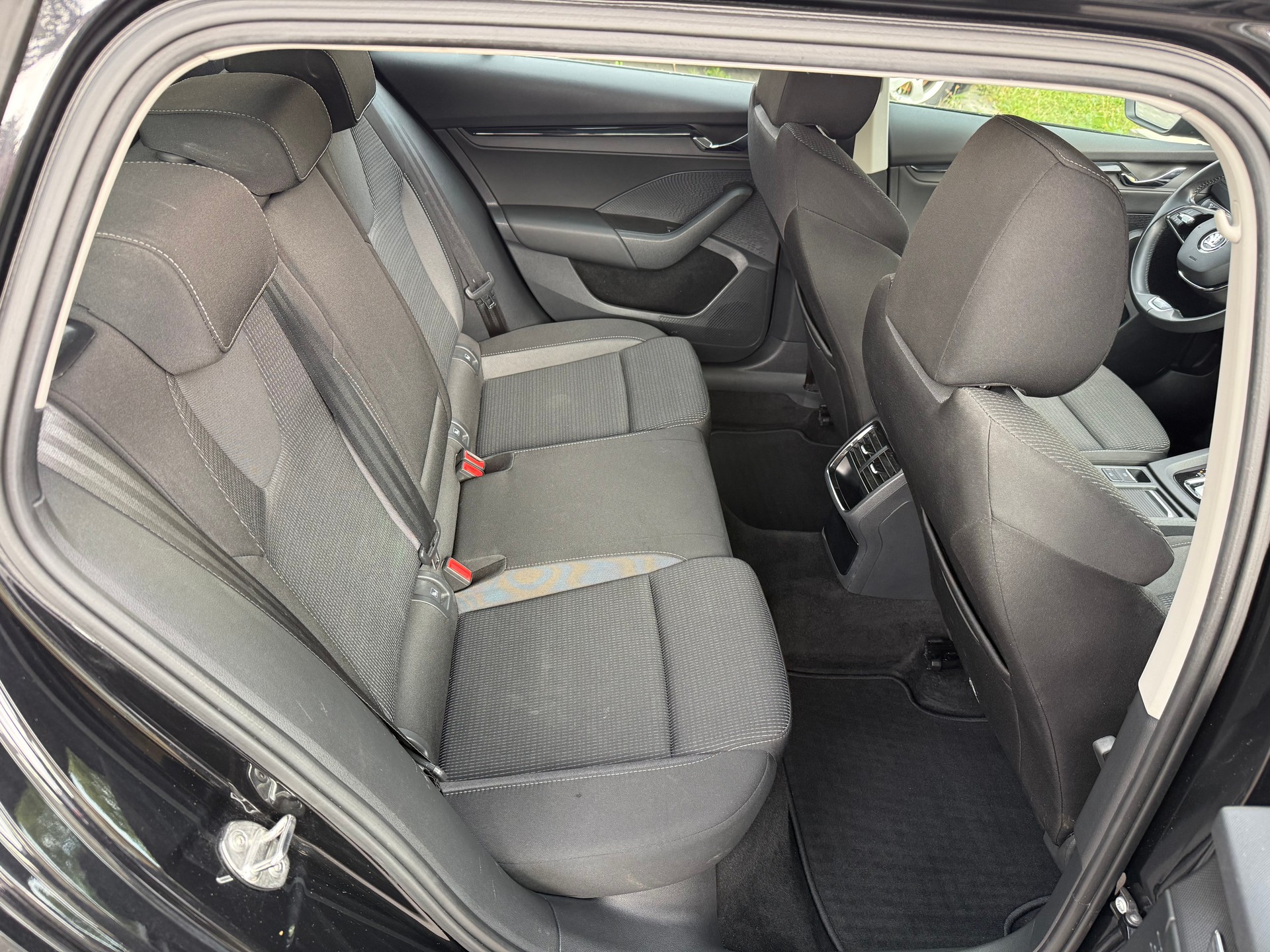 SKODA Octavia Combi 2.0 TDI Ambition 4x4 DSG-image-11