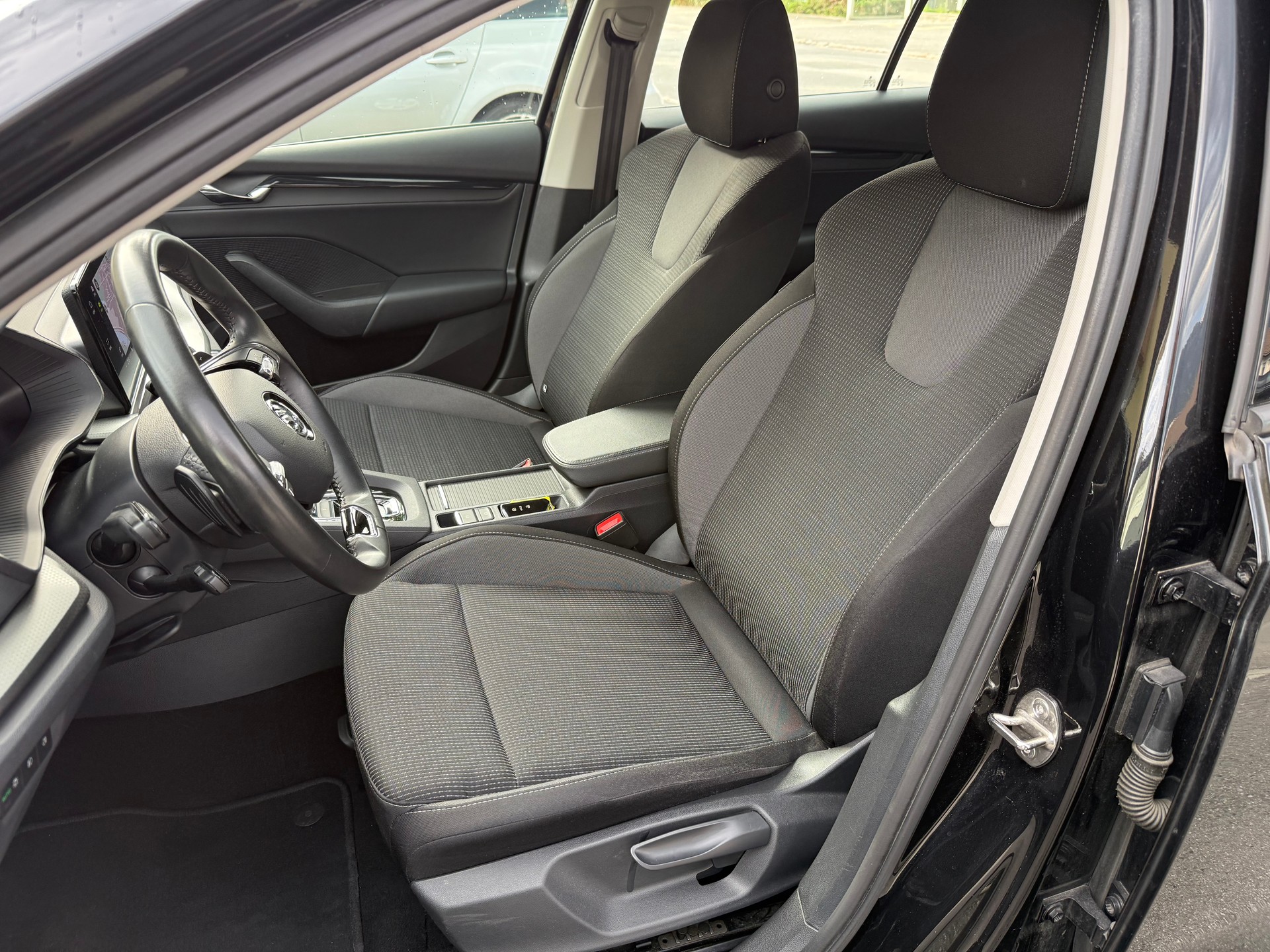 SKODA Octavia Combi 2.0 TDI Ambition 4x4 DSG-image-7