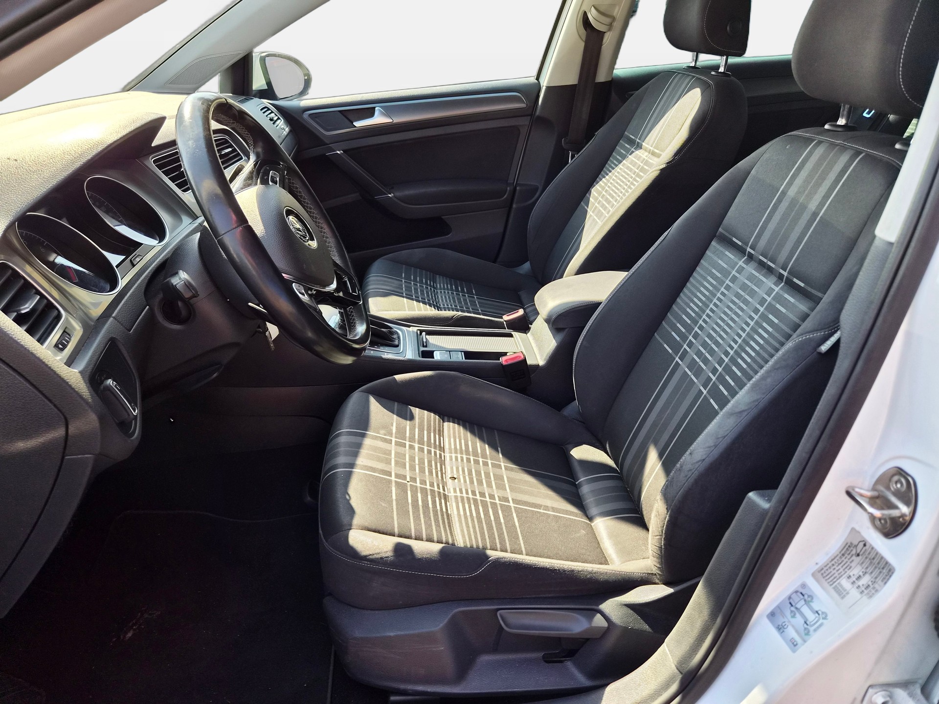 VW Golf 1.4 TSI Lounge-image-8