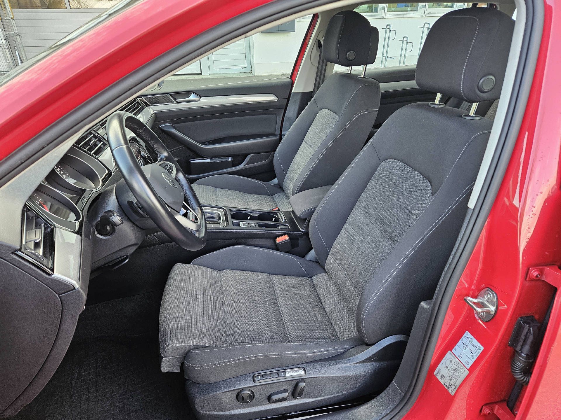 VW Passat Variant 2.0 TDI 200 Business DSG 4m * Frisch Ab MFK * 8-fach bereift * Servicegepflegt *-image-23