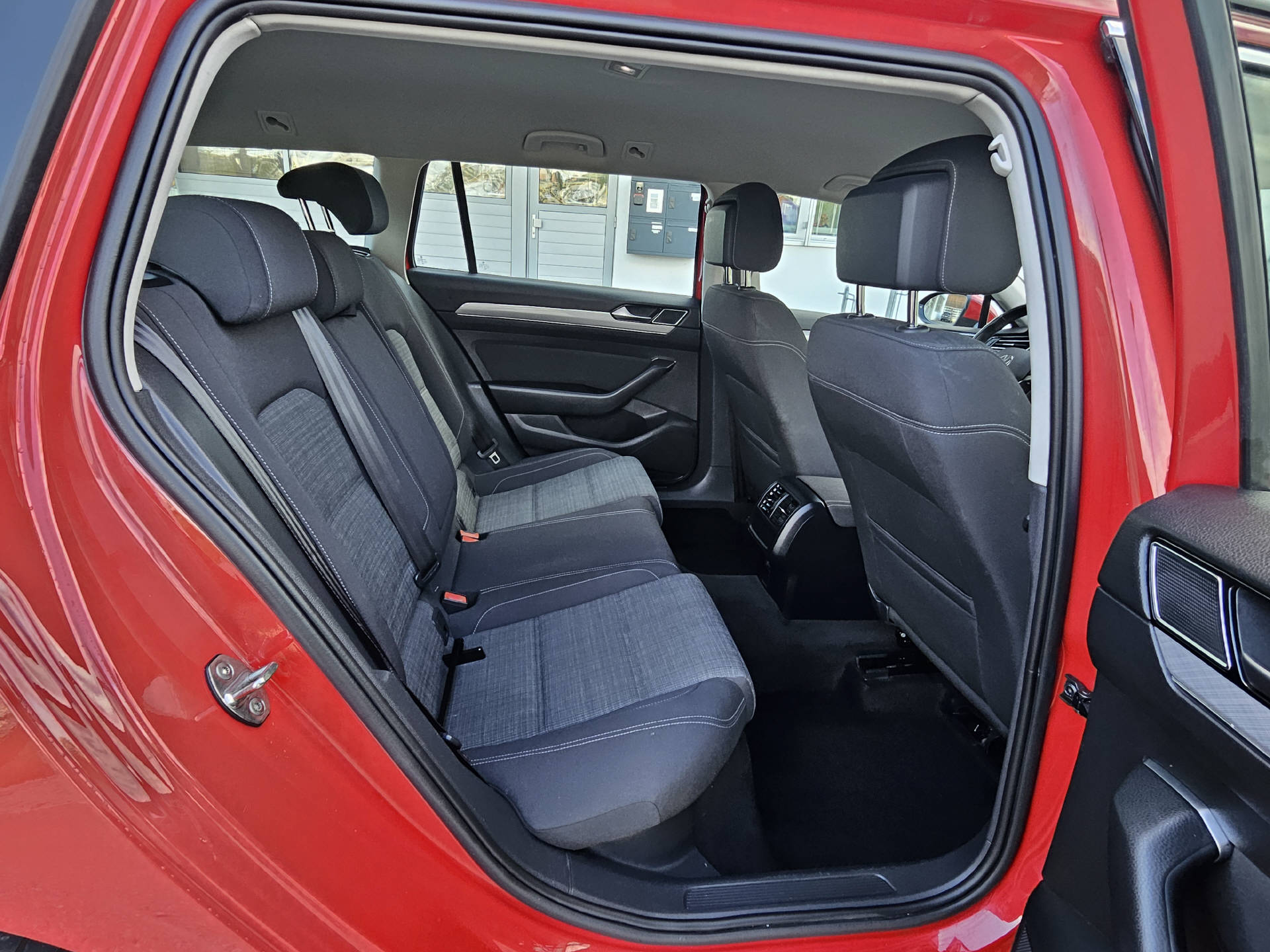 VW Passat Variant 2.0 TDI 200 Business DSG 4m * Frisch Ab MFK * 8-fach bereift * Servicegepflegt *-image-18