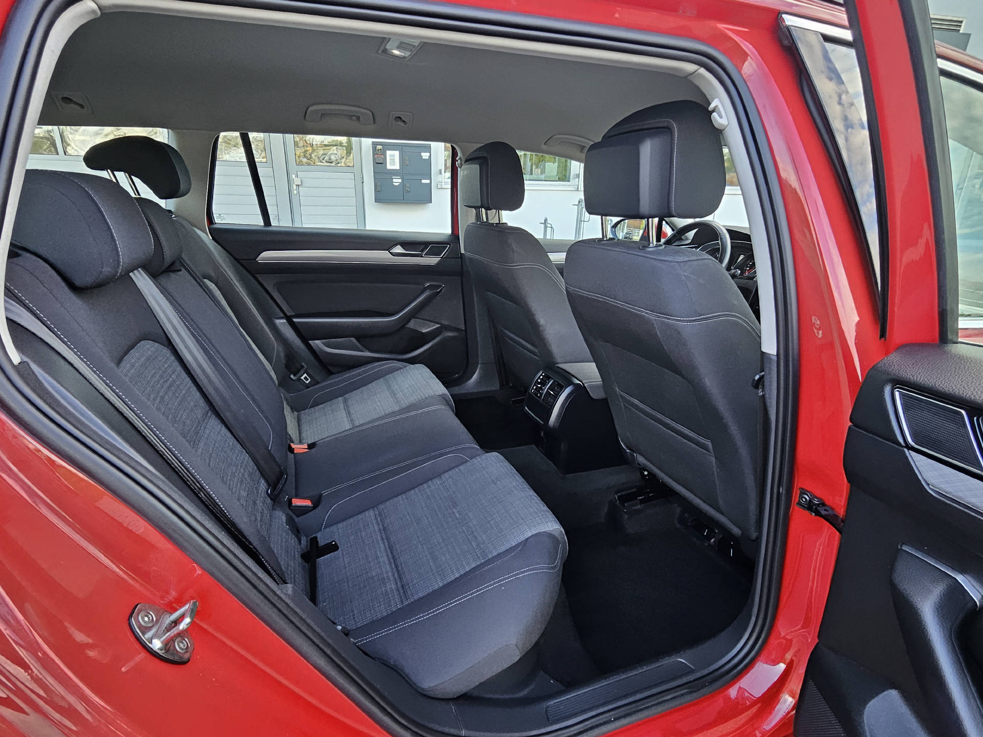VW Passat Variant 2.0 TDI 200 Business DSG 4m * Frisch Ab MFK * 8-fach bereift * Servicegepflegt *-image-22