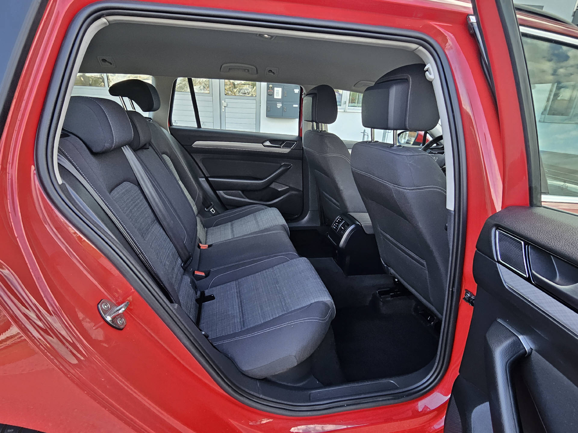 VW Passat Variant 2.0 TDI 200 Business DSG 4m * Frisch Ab MFK * 8-fach bereift * Servicegepflegt *-image-21