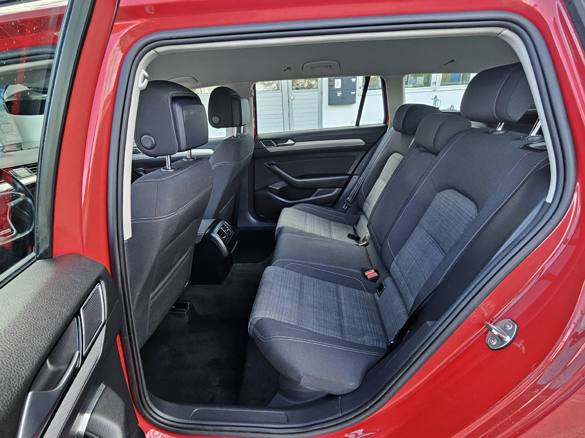 VW Passat Variant 2.0 TDI 200 Business DSG 4m * Frisch Ab MFK * 8-fach bereift * Servicegepflegt *-image-25
