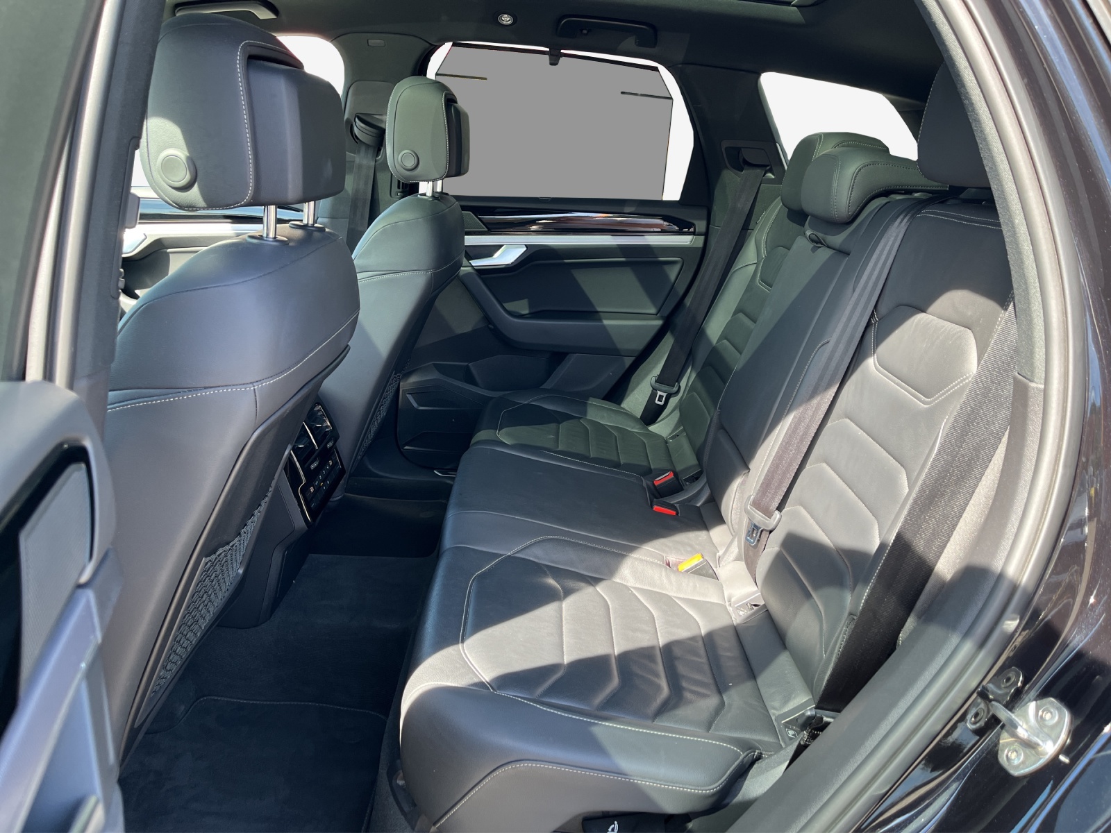 VW Touareg 3.0 TSI R-Line Tiptronic-image-11