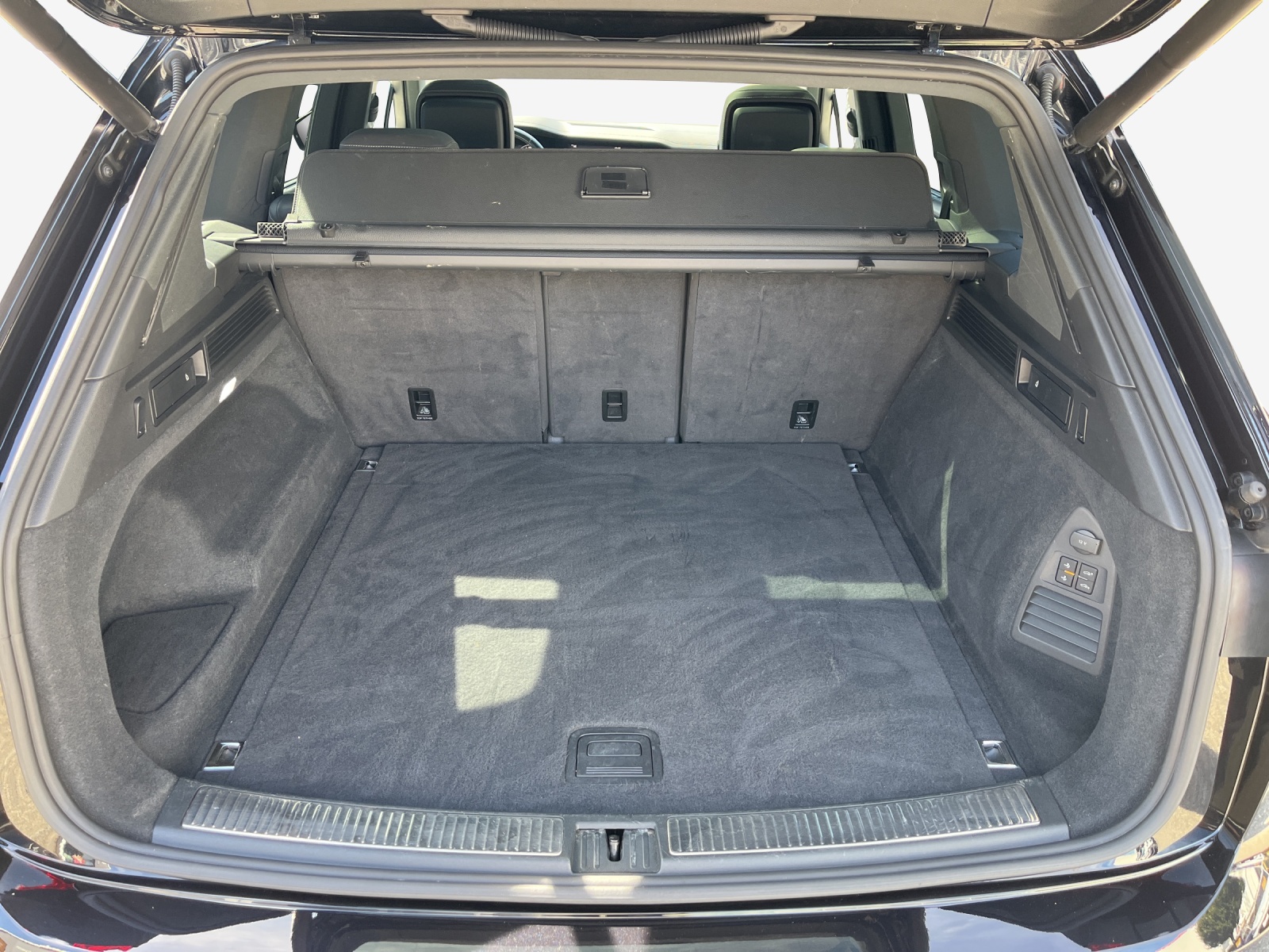 VW Touareg 3.0 TSI R-Line Tiptronic-image-12