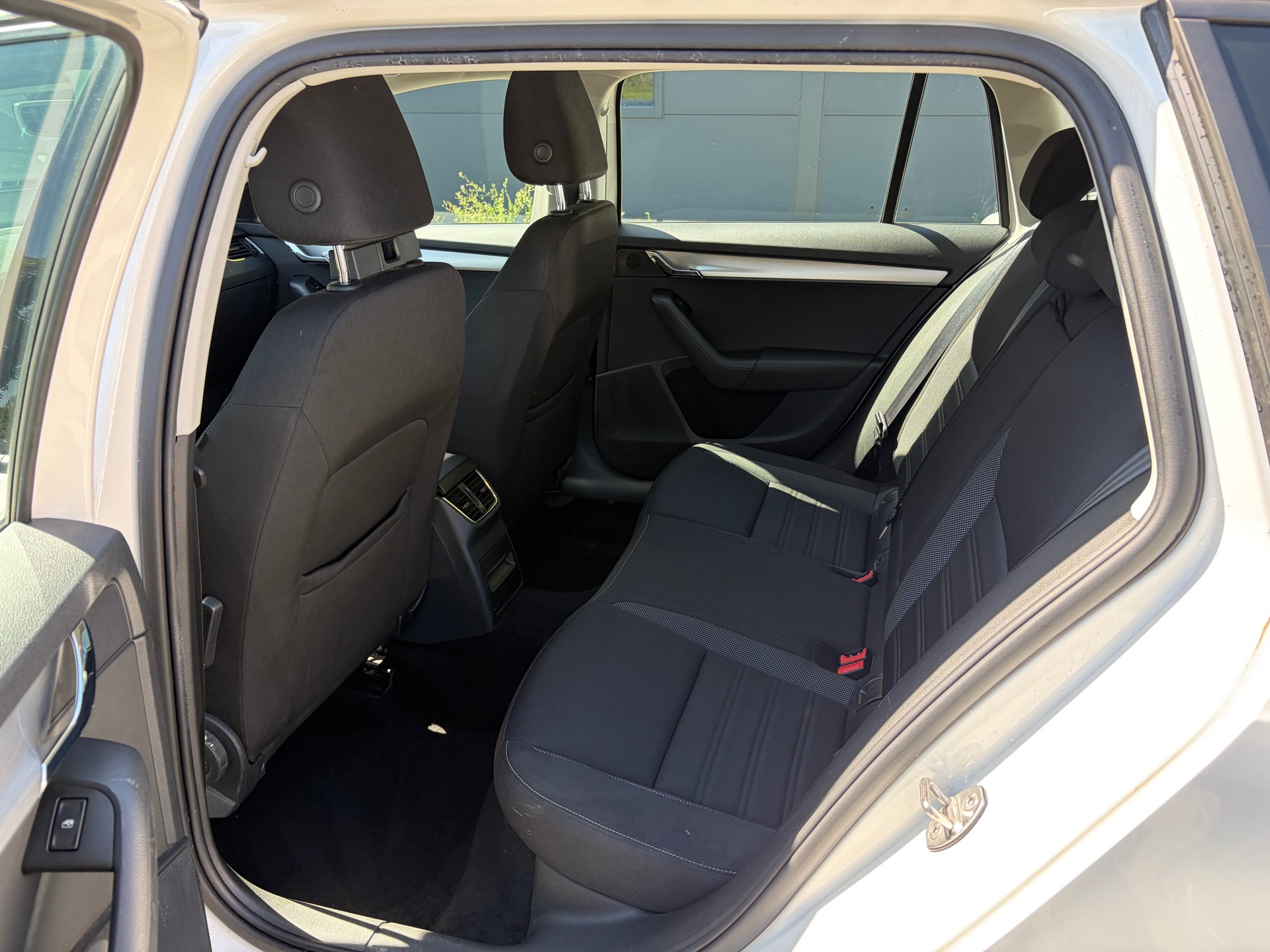 SKODA Octavia Combi 1.6 TDI Ambition DSG-image-10
