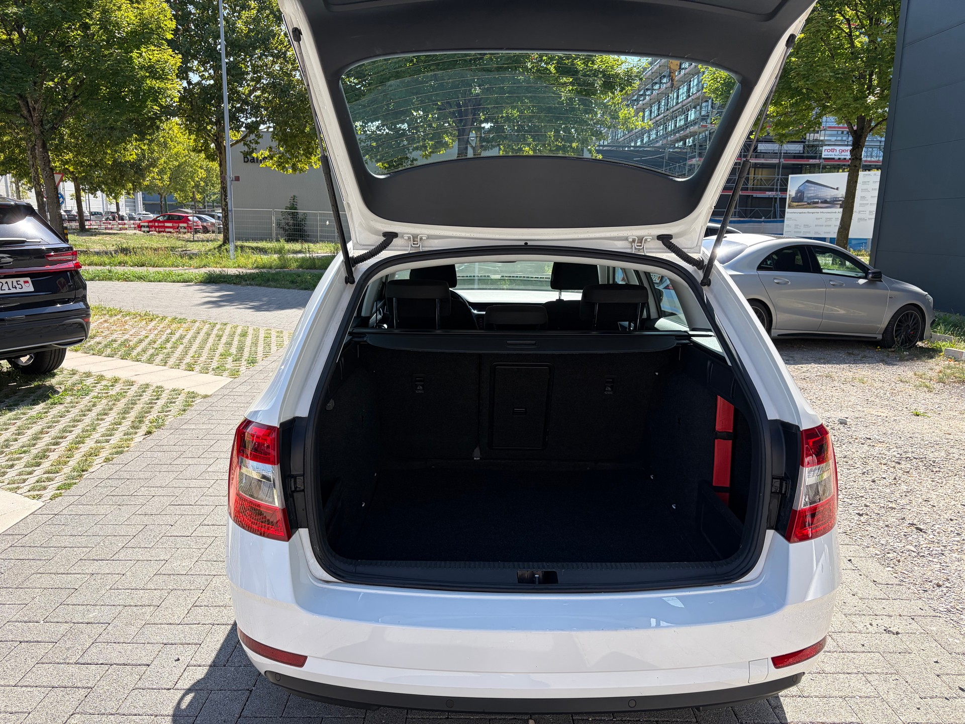 SKODA Octavia Combi 1.6 TDI Ambition DSG-image-13