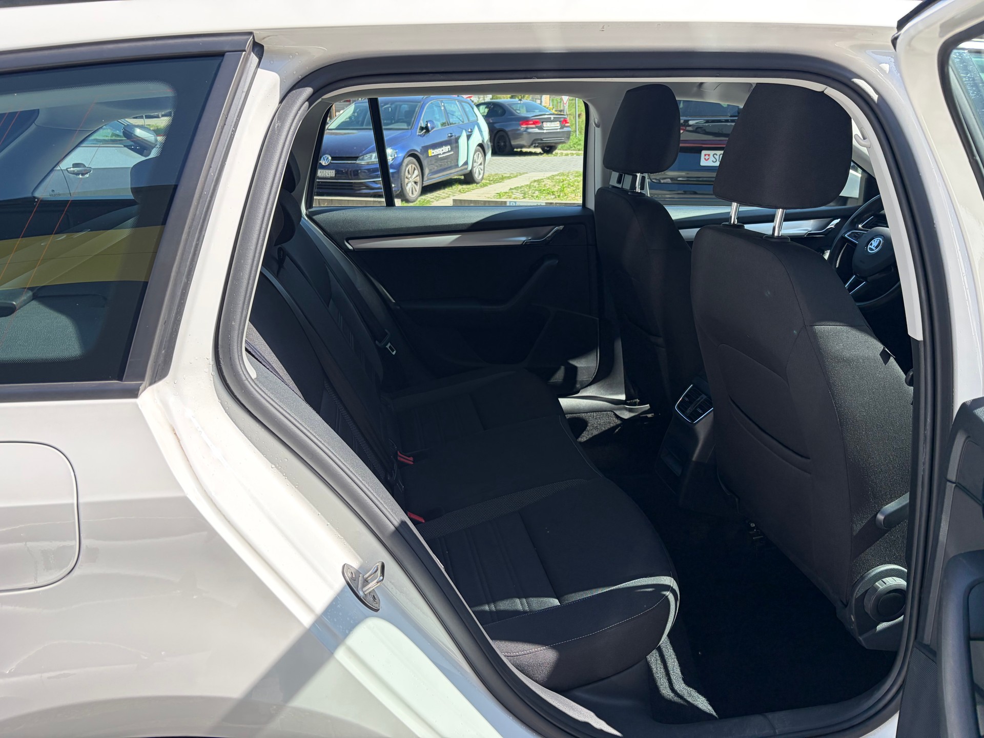 SKODA Octavia Combi 1.6 TDI Ambition DSG-image-12