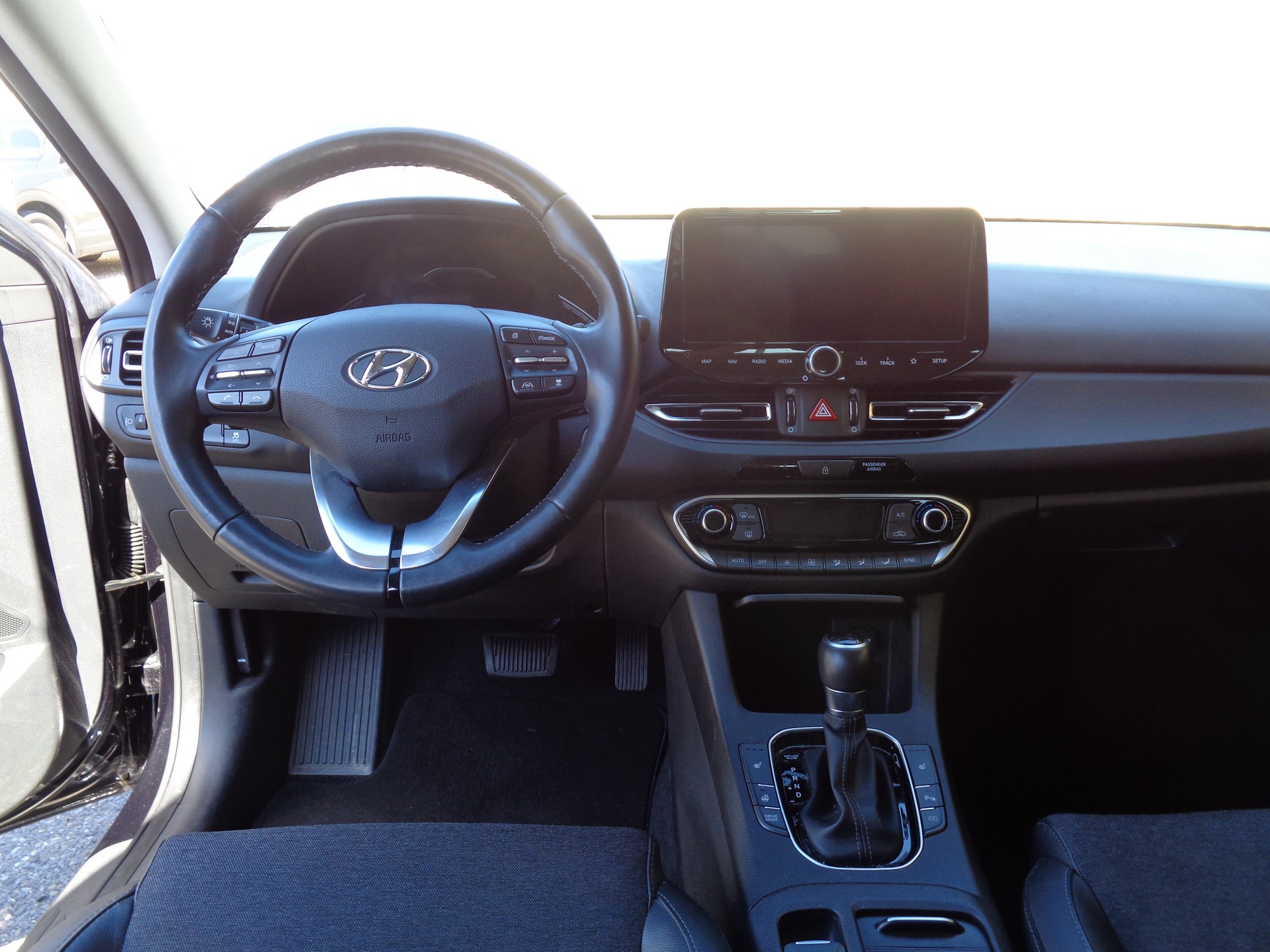 HYUNDAI i30 Wagon 1.5 T-GDi Amplia 48V MH DCT-image-10