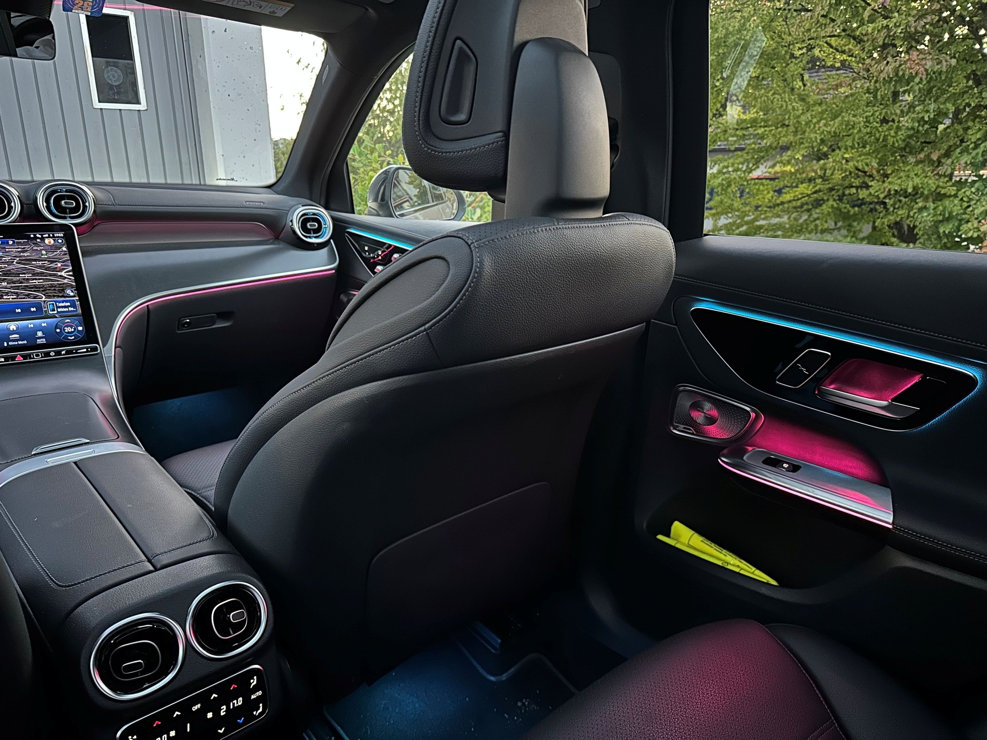 MERCEDES-BENZ GLC 300 e AMG Line 4matic-image-3