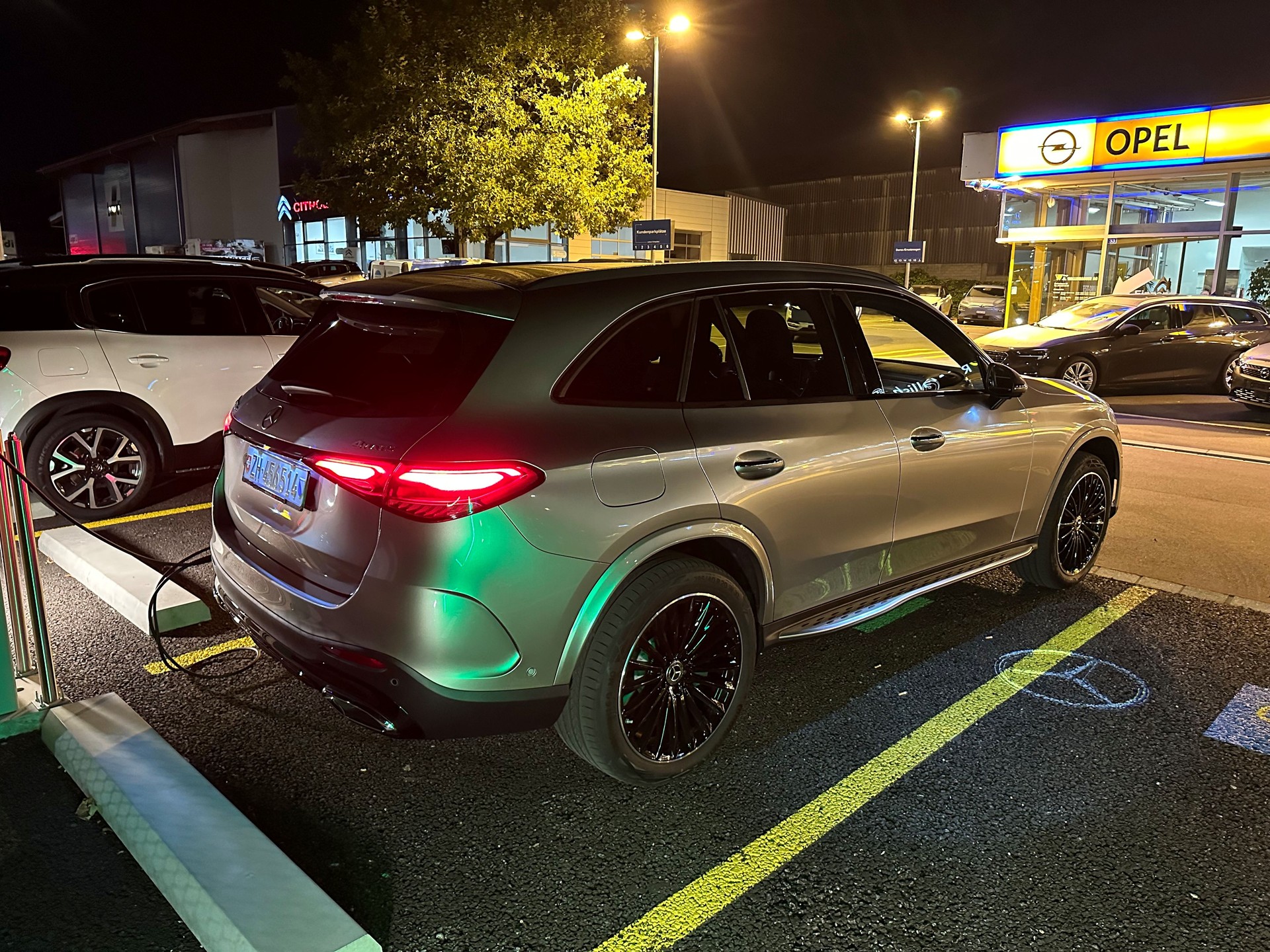 MERCEDES-BENZ GLC 300 e AMG Line 4matic-image-1