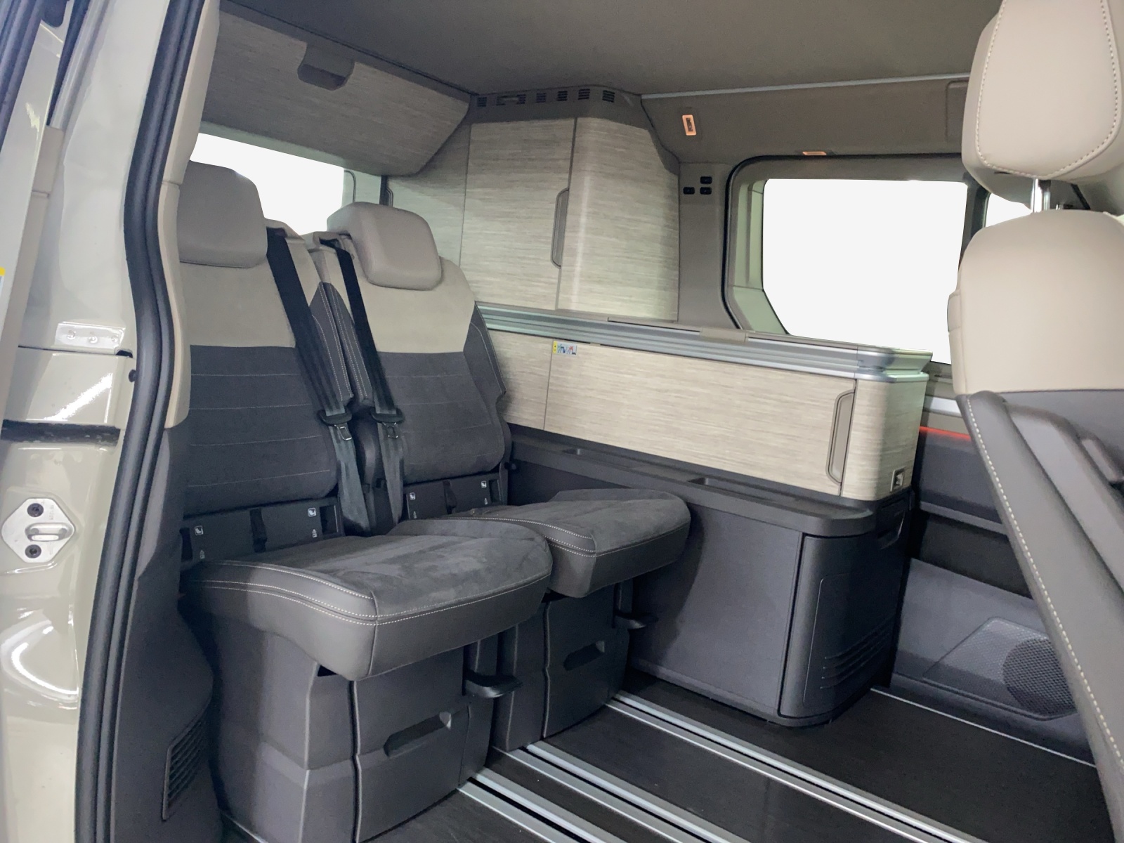 VW California eHybrid Beach Ocean 4Motion-image-11