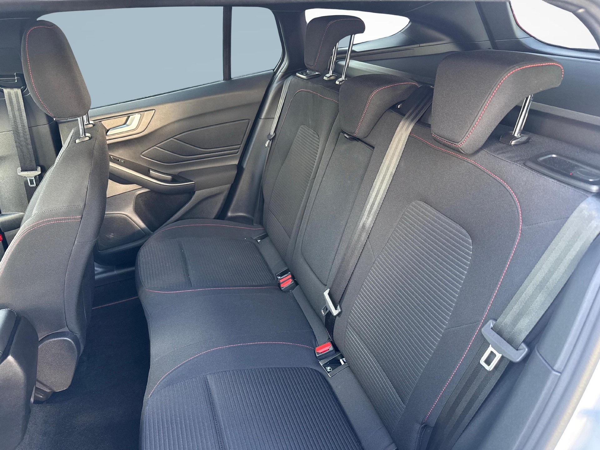 FORD Focus Station Wagon 1.0i EcoB Hybrid 155 ST-Line X-image-10