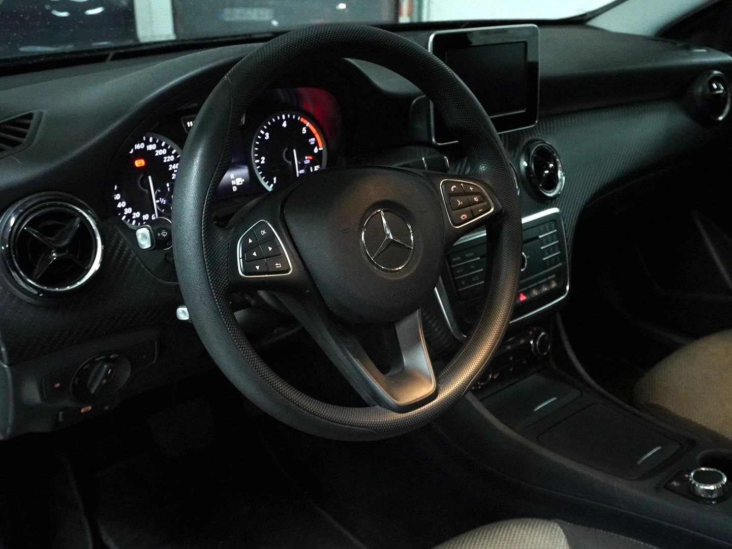 MERCEDES-BENZ GLA 200 CDI Swiss Star Edition 4Matic 7G-DCT-showroom-element-2