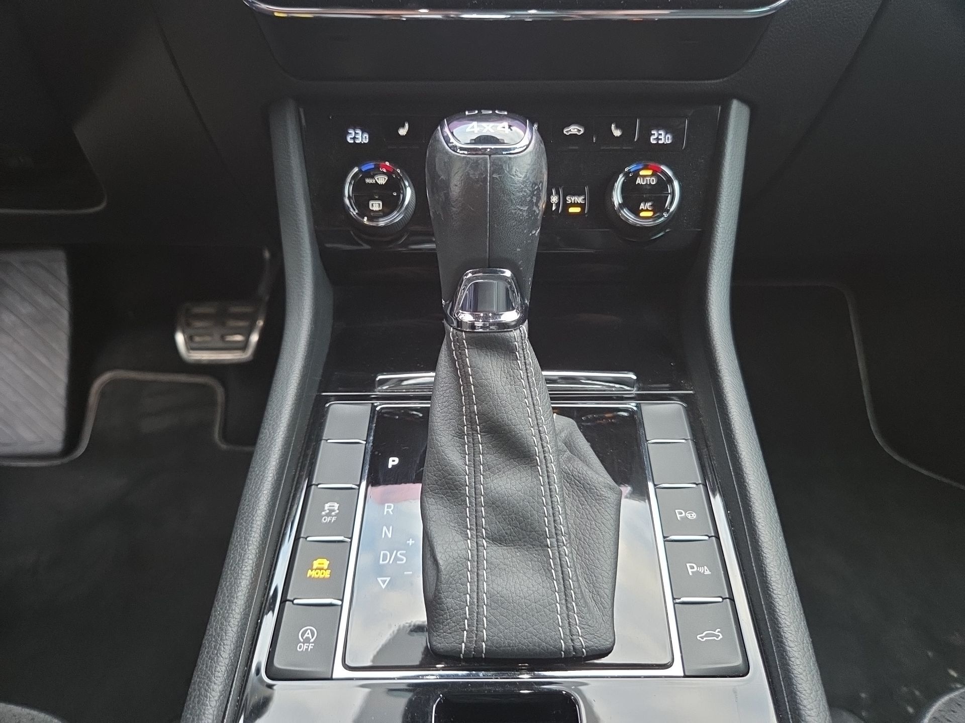 SKODA Superb Combi 2.0 TDi SportLine+ 4x4 DSG-image-13