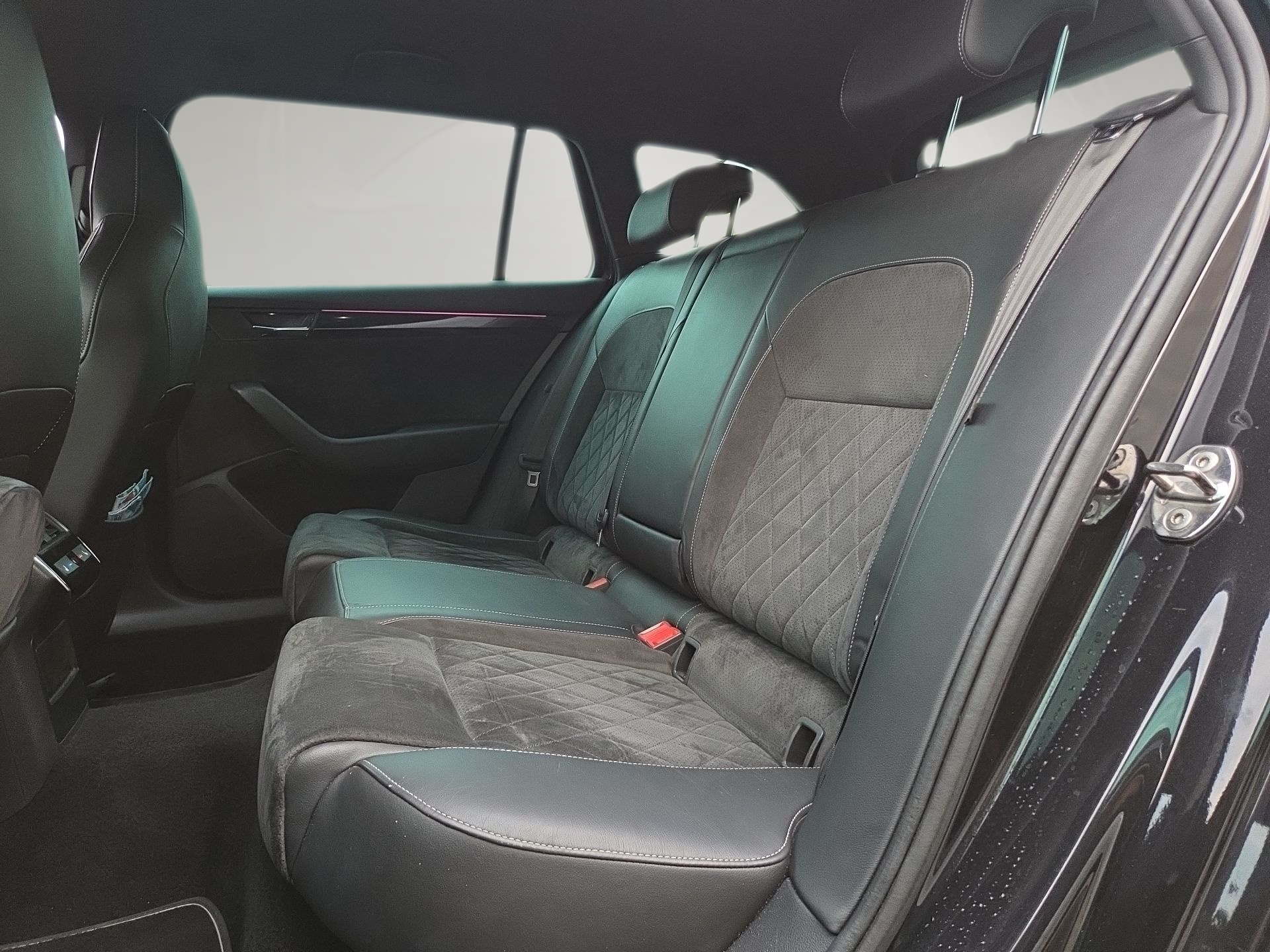 SKODA Superb Combi 2.0 TDi SportLine+ 4x4 DSG-image-9