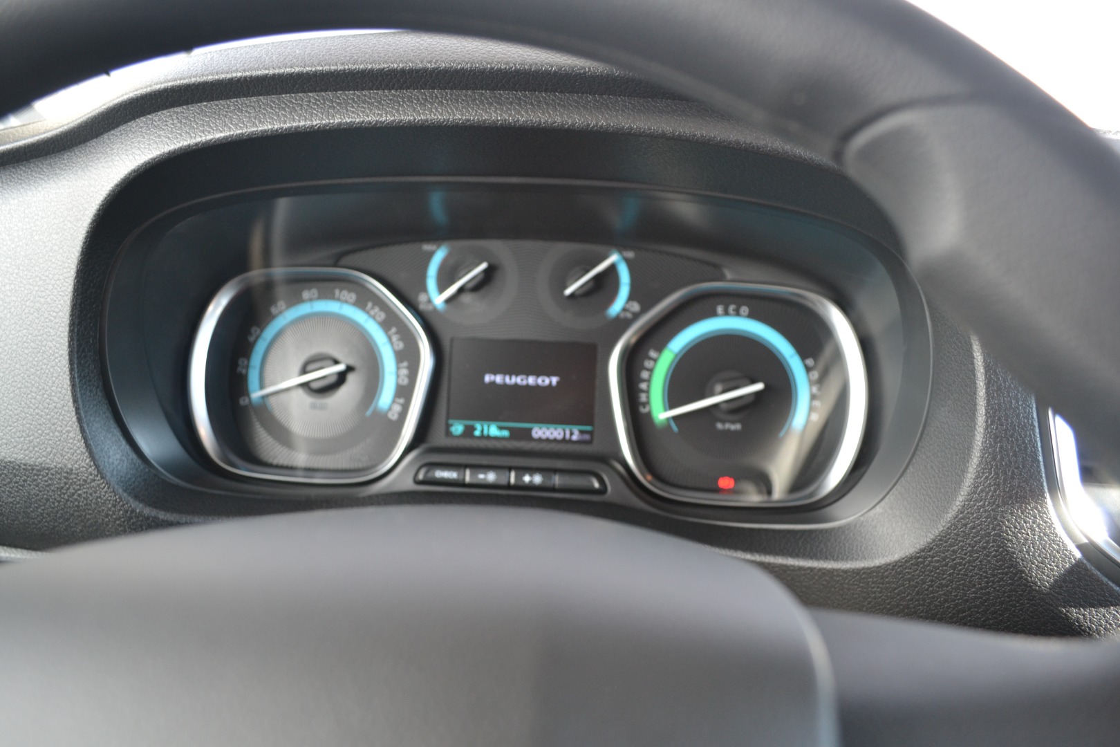 PEUGEOT Expert 50 KWh Premium Long-image-9