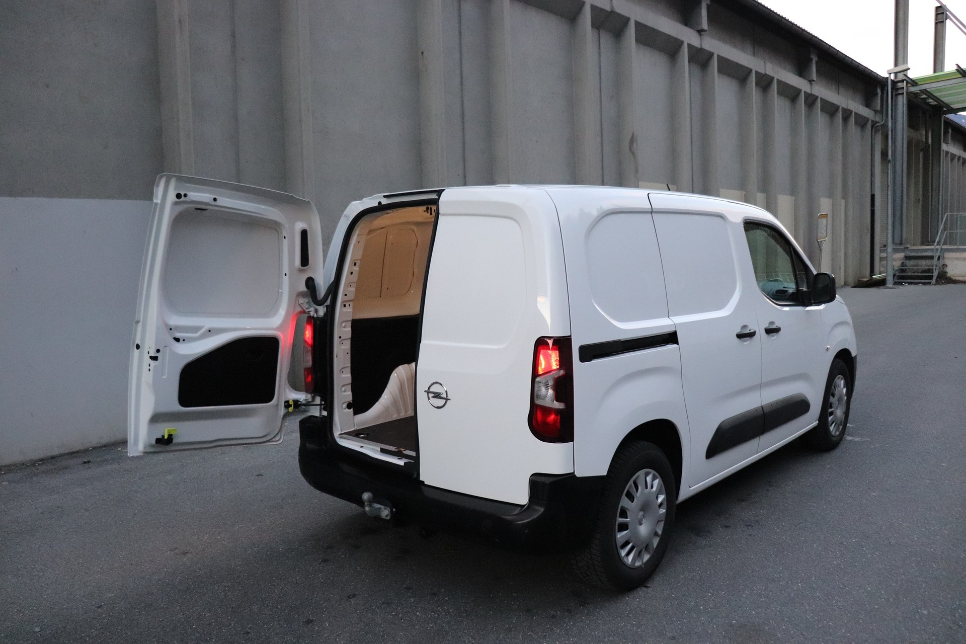 OPEL Combo-e Cargo Essentia-image-8