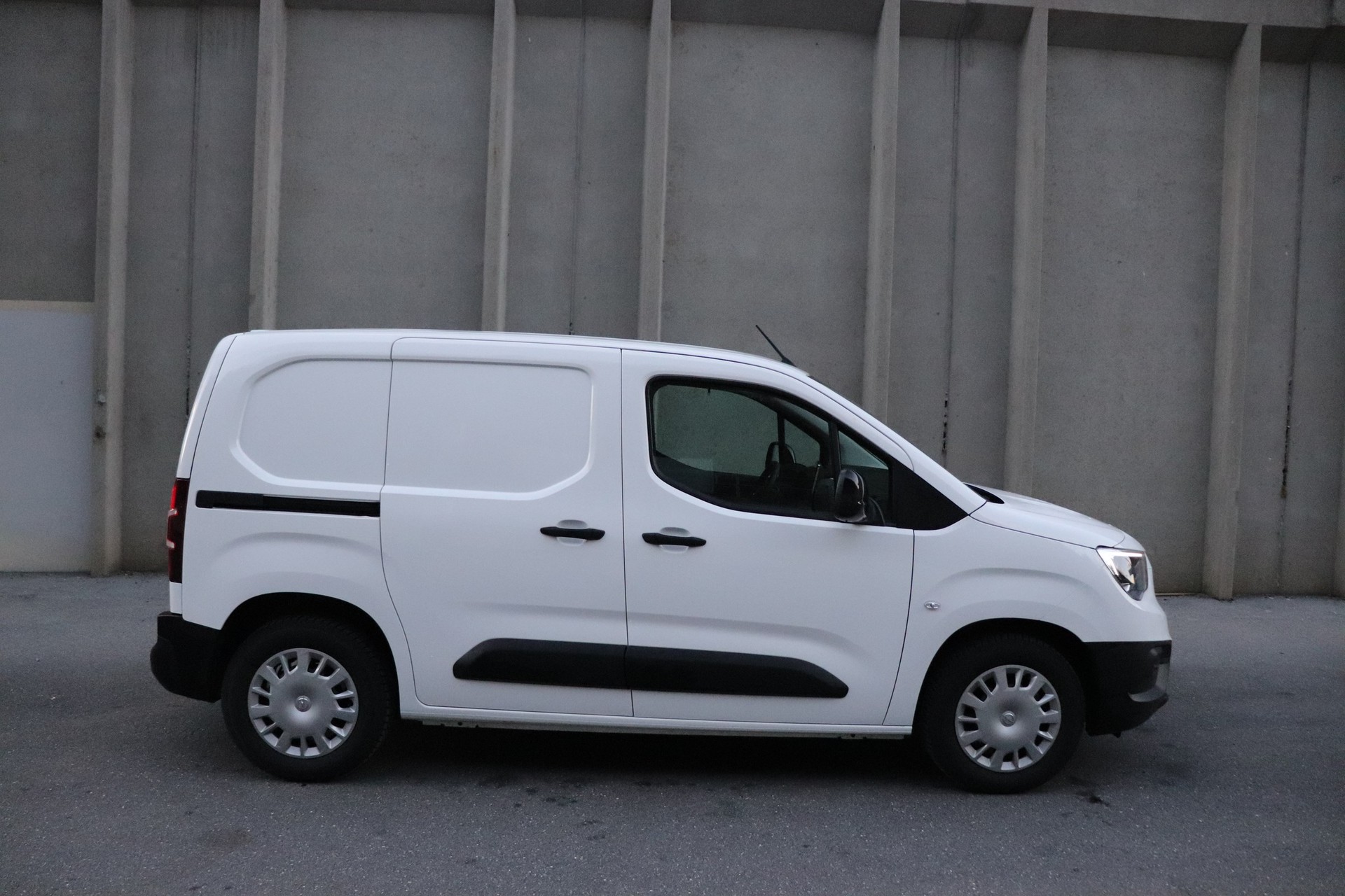 OPEL Combo-e Cargo Essentia-image-3