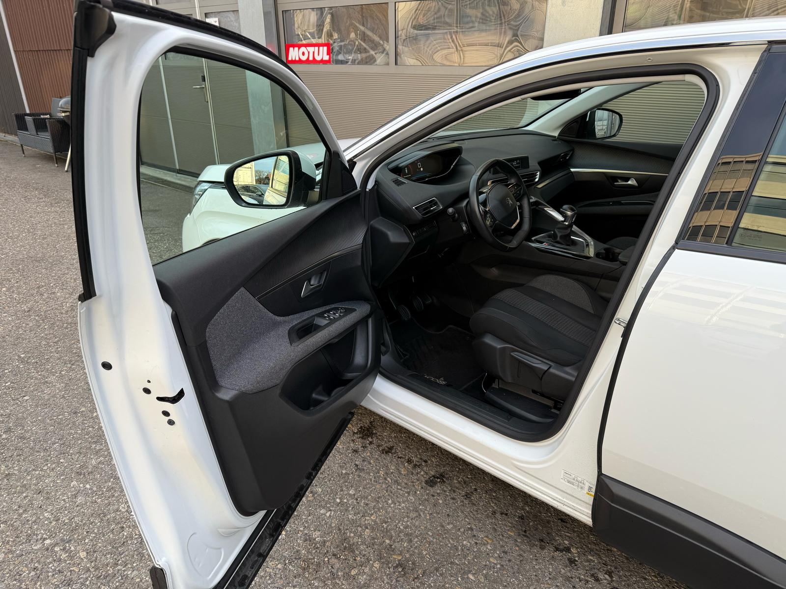 PEUGEOT 3008 1.2 PureTech Access-image-9