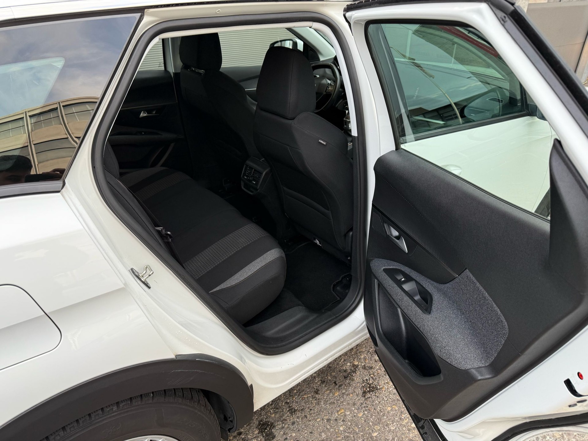 PEUGEOT 3008 1.2 PureTech Access-image-11