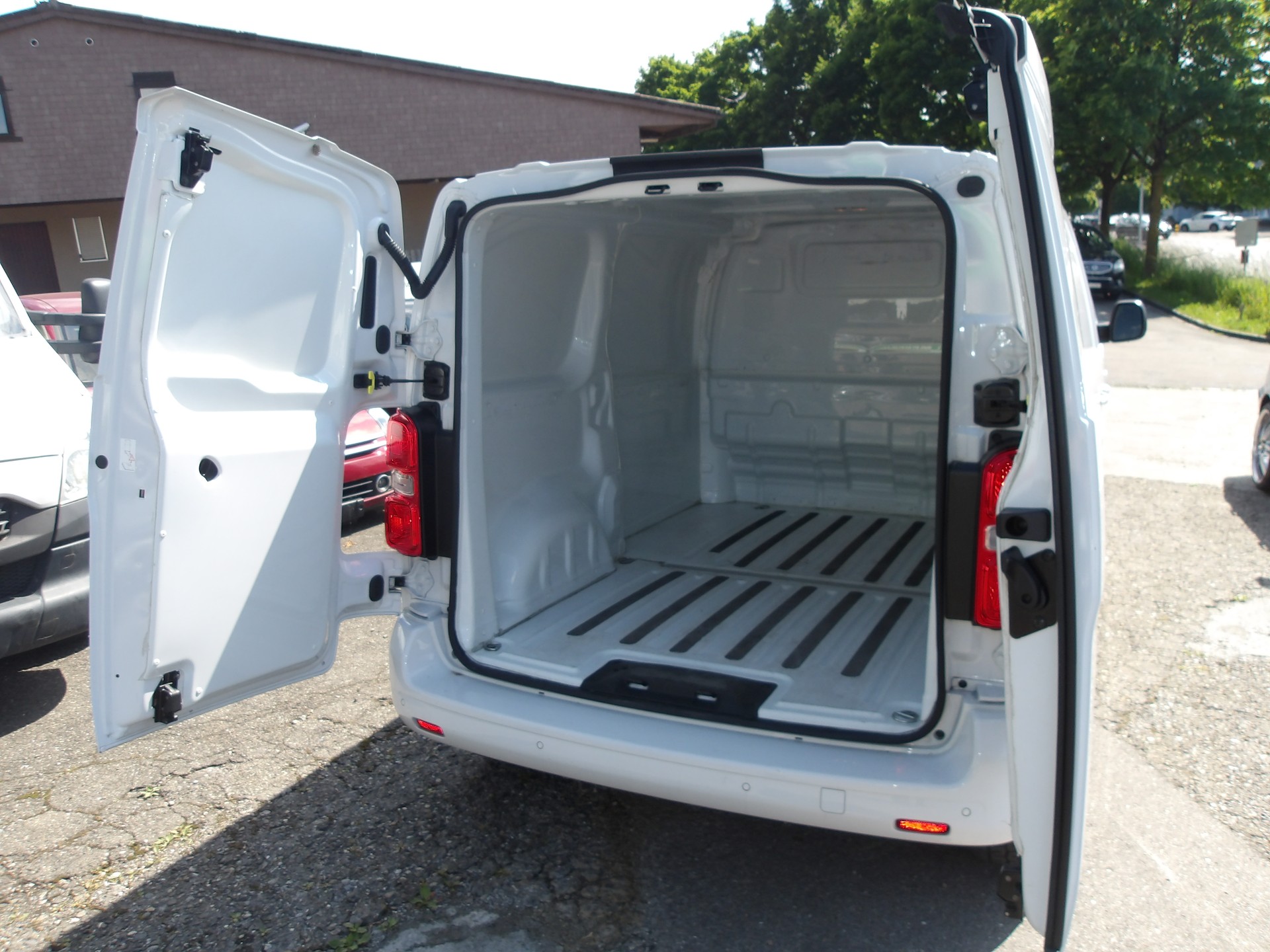 CITROEN Jumpy 2.0 BlueHDi 140 M Club EAT8-image-11