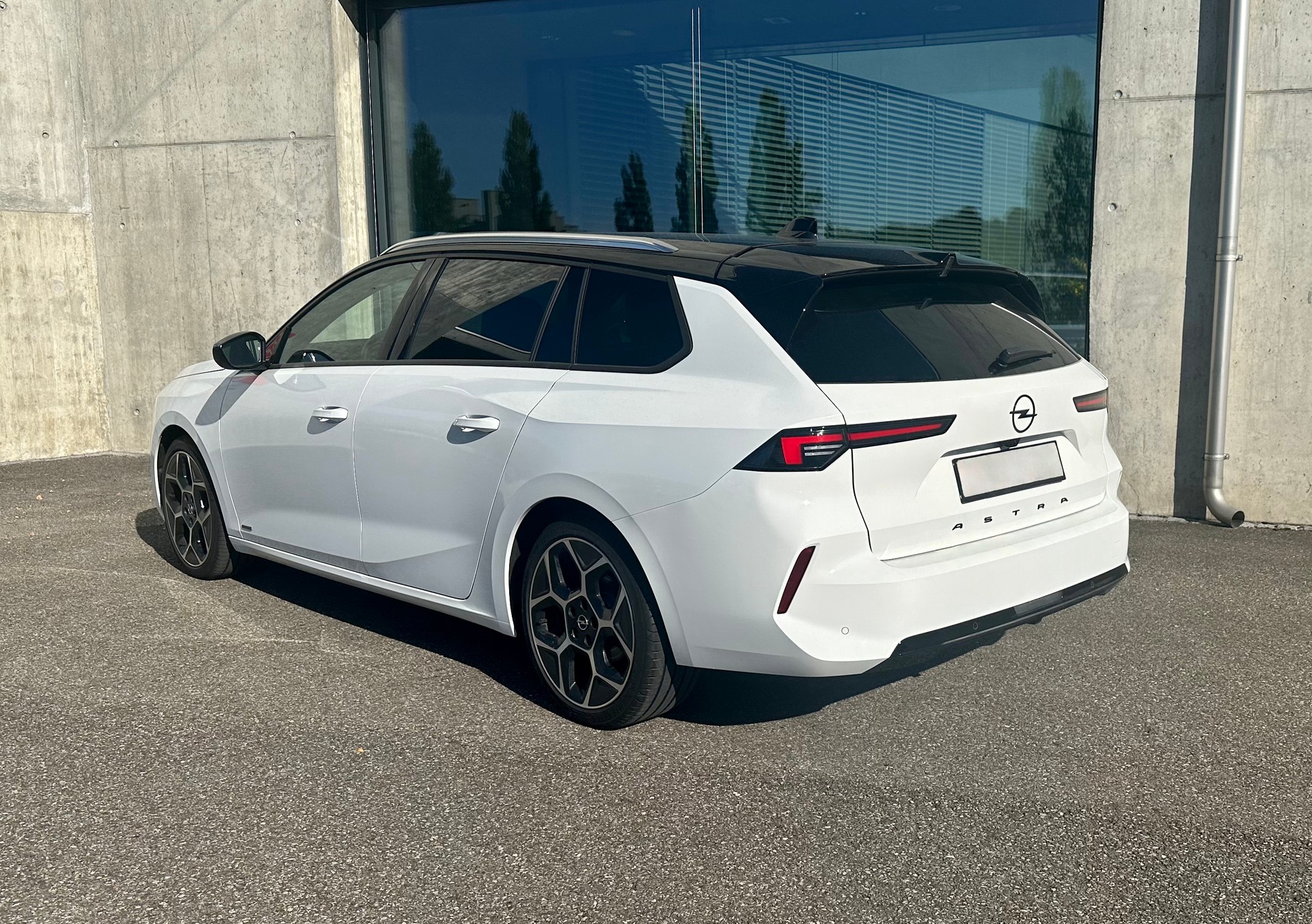 OPEL Astra Sports Tourer 1.2i Turbo Ultimate A-image-2