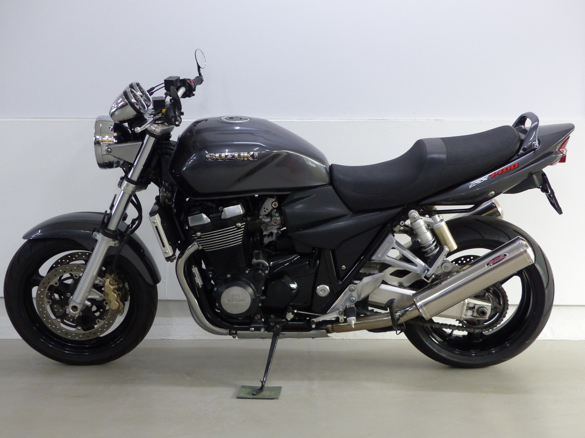 SUZUKI GSX 1400 K2 mit Zubehör-showroom-element-2