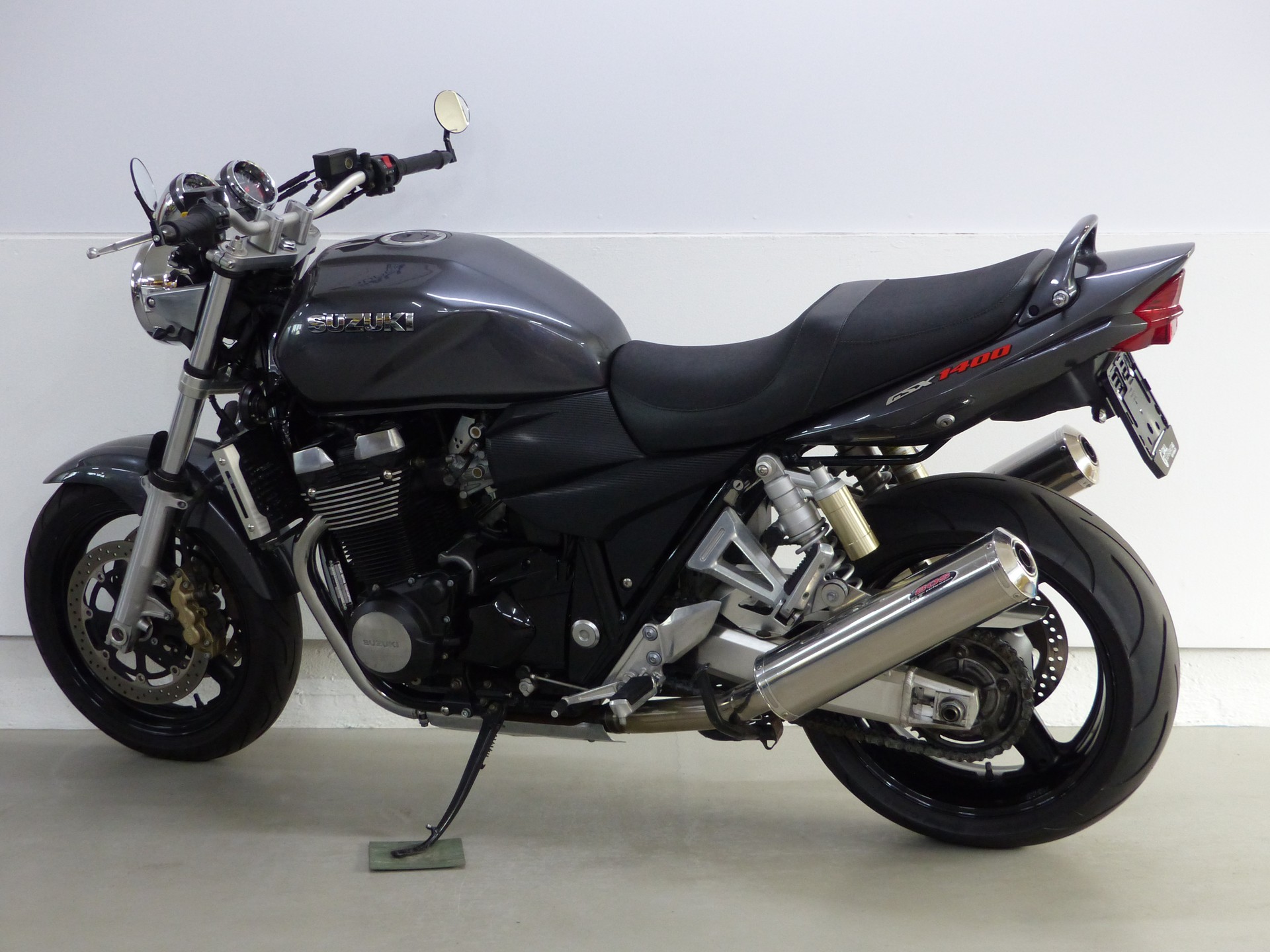 SUZUKI GSX 1400 K2 mit Zubehör-showroom-element-3