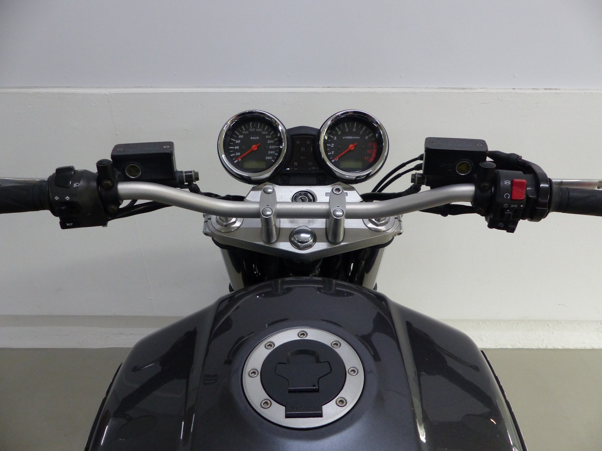 SUZUKI GSX 1400 K2 mit Zubehör-image-4