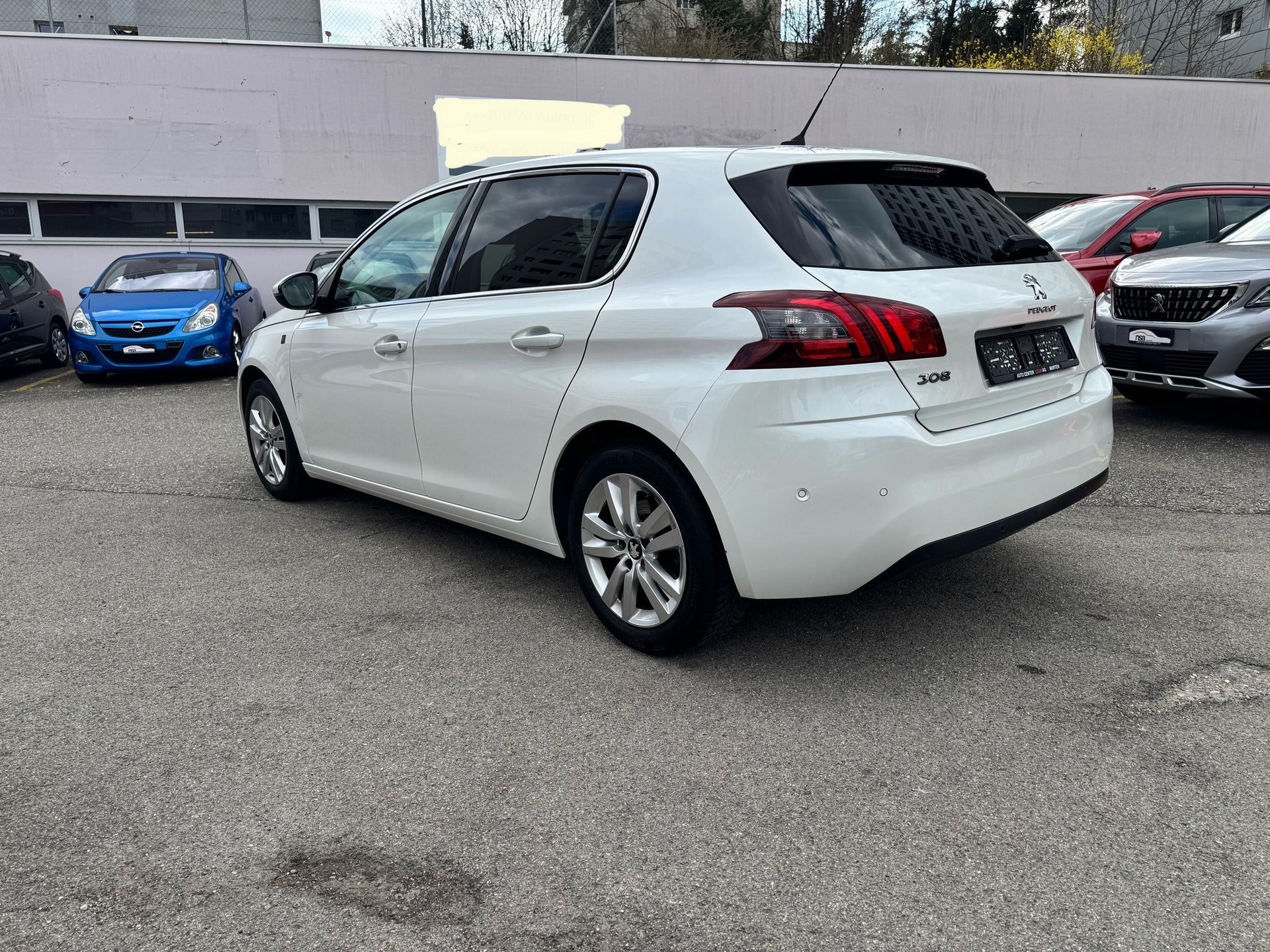 PEUGEOT 308 1.2 Pure Tech Allure EAT8-image-6