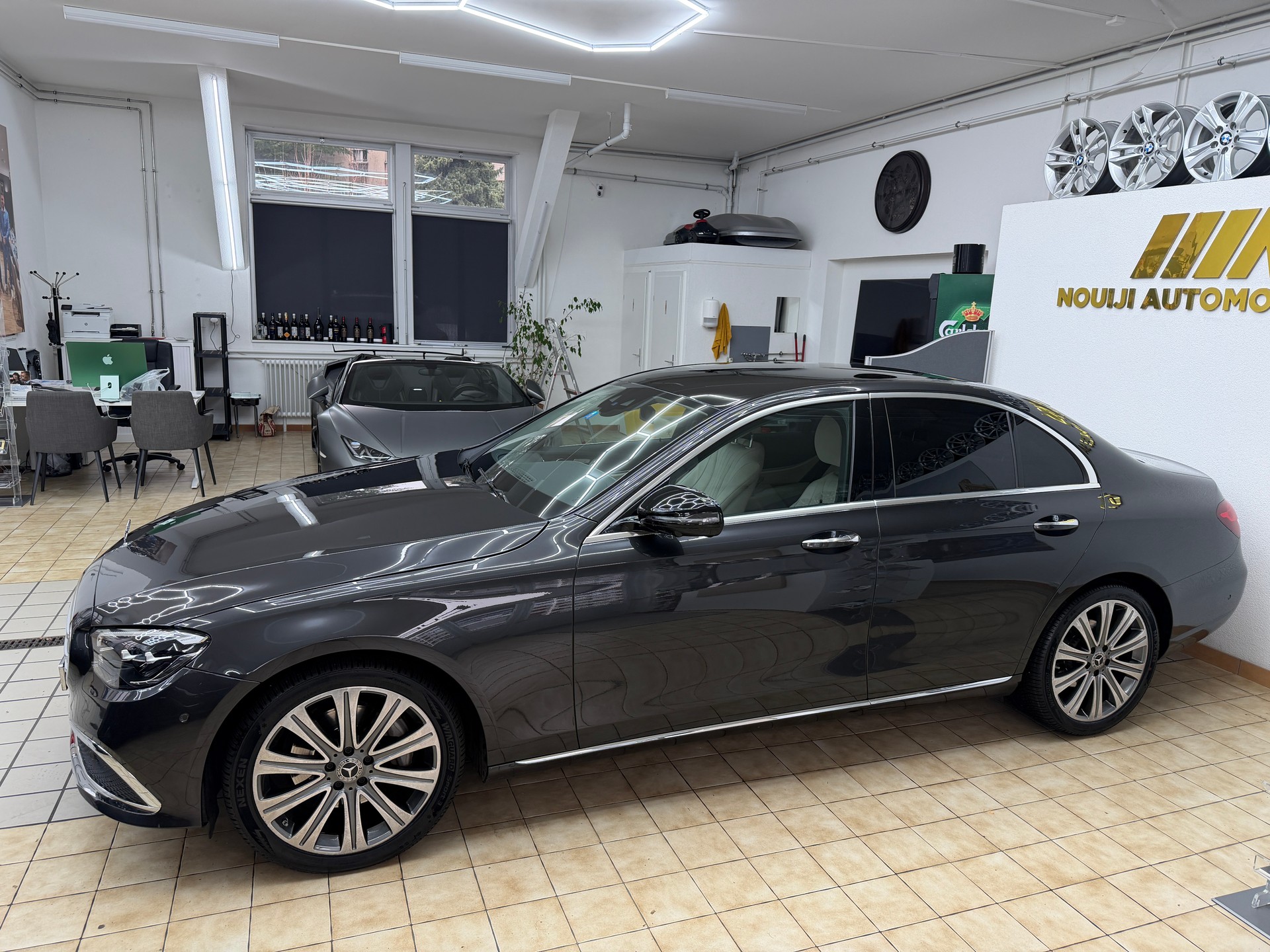MERCEDES-BENZ E 220 d 4Matic Exclusive 9G-Tronic-showroom-element-1