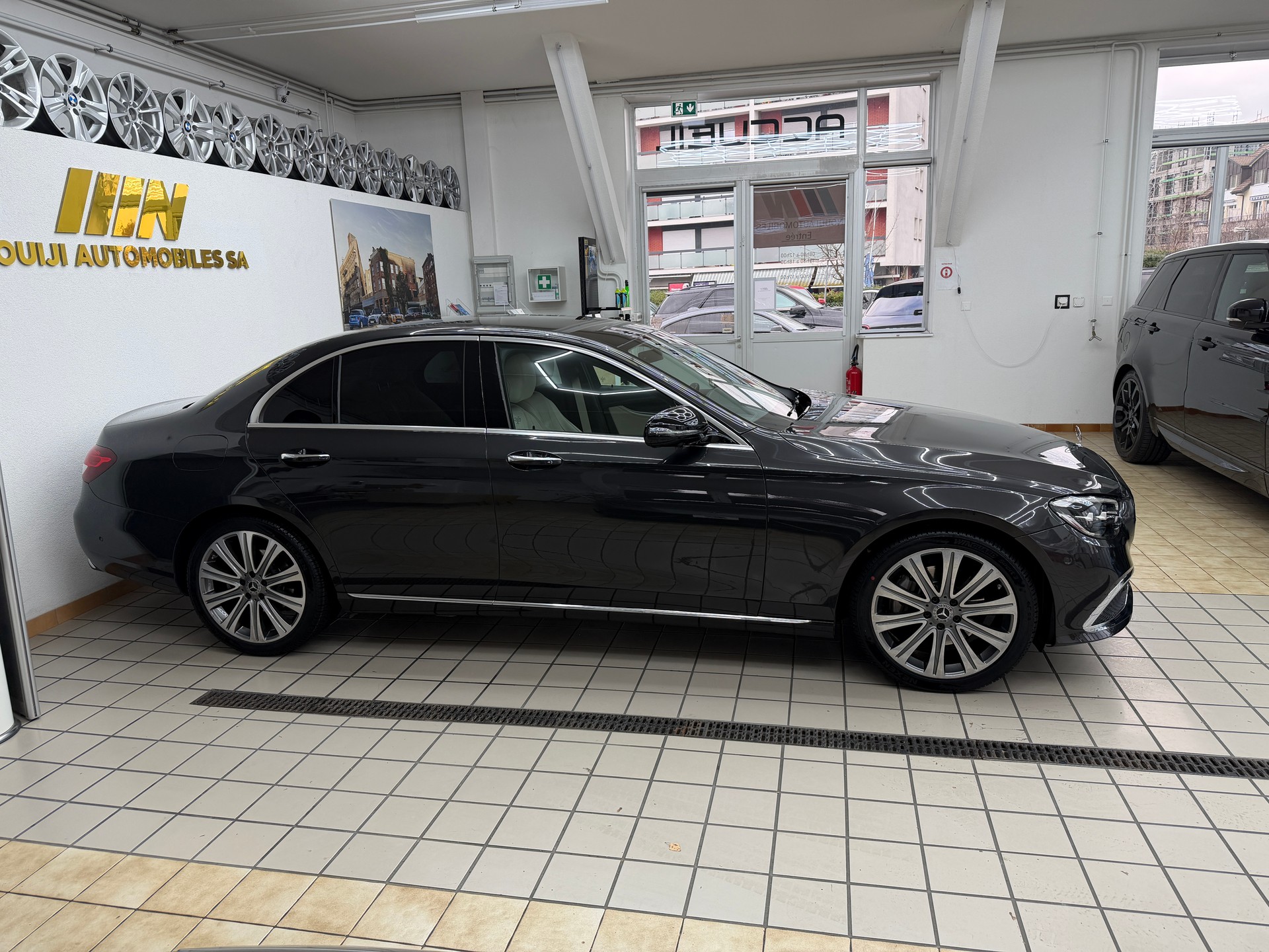 MERCEDES-BENZ E 220 d 4Matic Exclusive 9G-Tronic-showroom-element-3