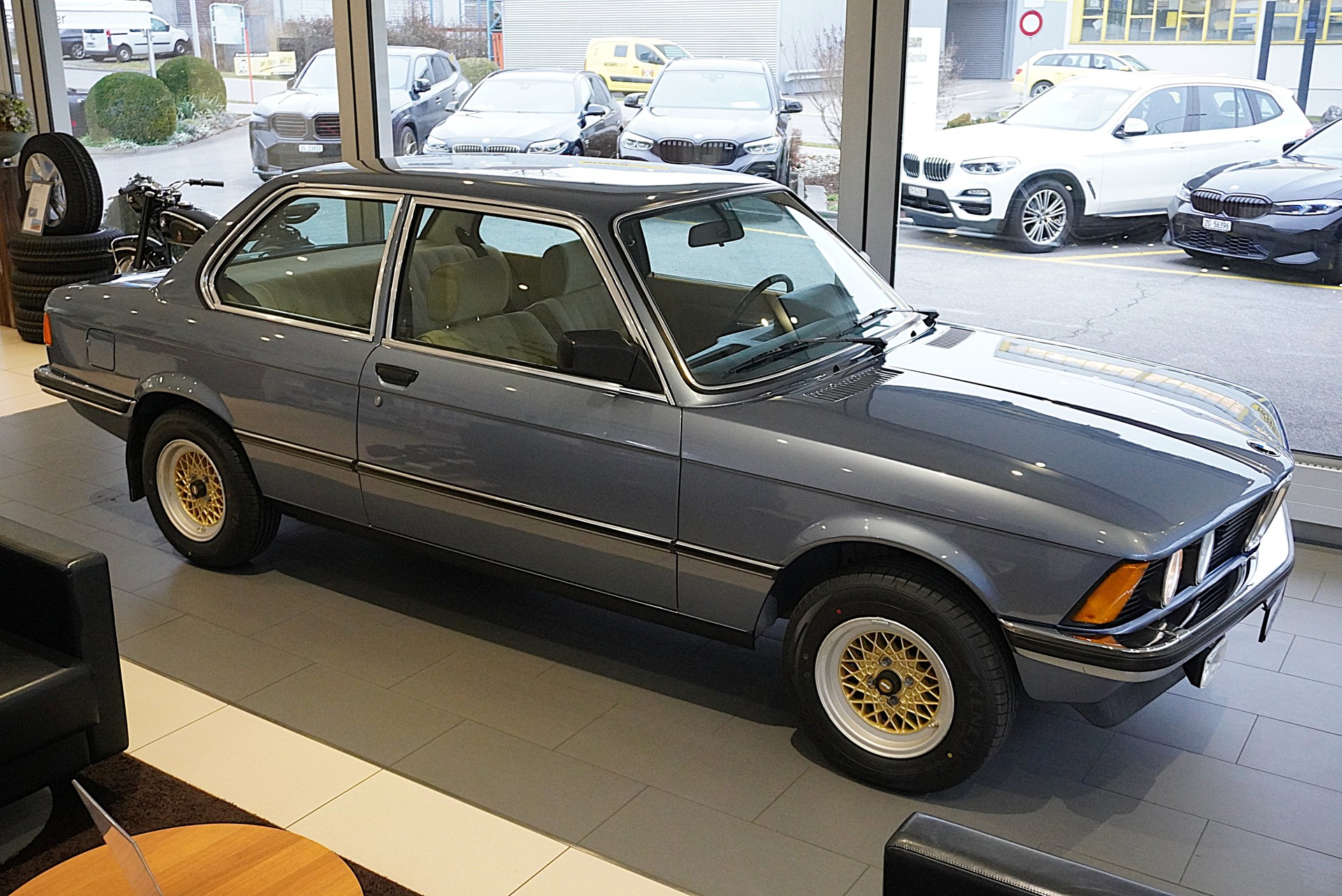 BMW 323i-showroom-element-2